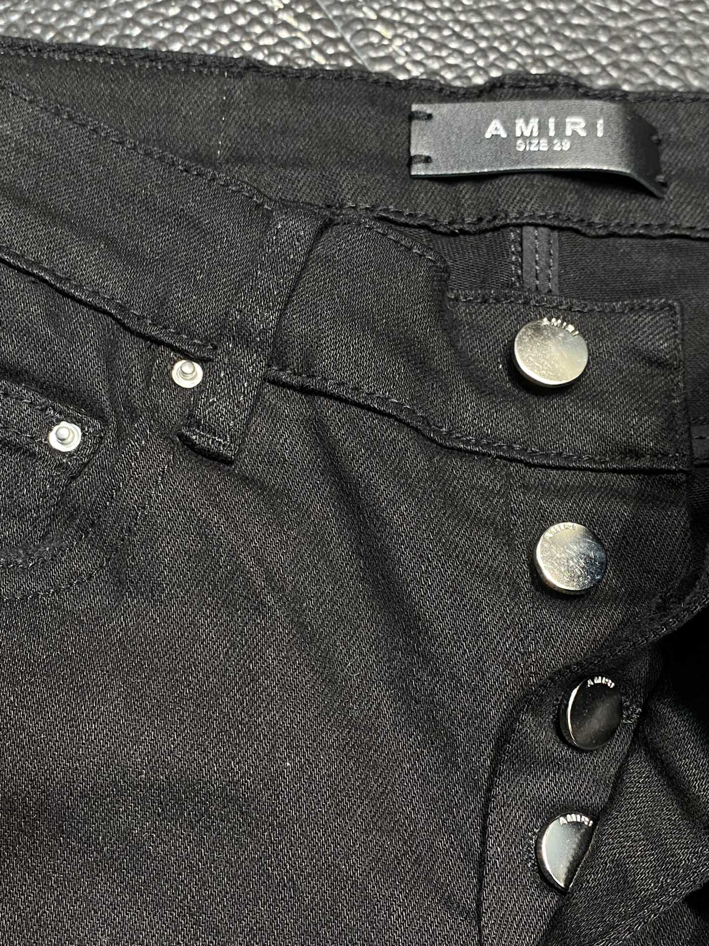  。AMIRI 独家专供新款 修身款 小直筒 牛仔裤，高端版本！专柜 面料 透气舒适度高，细节无可挑剔，