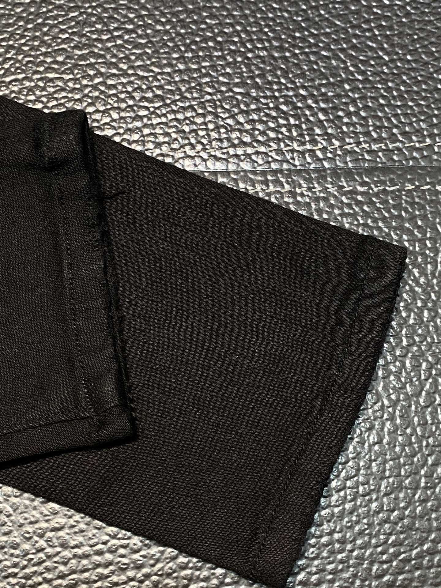  。AMIRI 独家专供新款 修身款 小直筒 牛仔裤，高端版本！专柜 面料 透气舒适度高，细节无可挑剔，