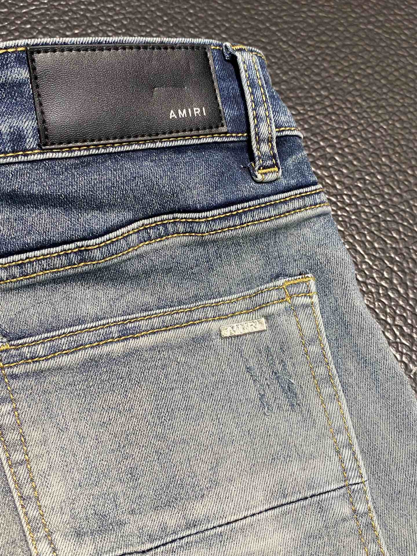  。AMIRI 独家专供新款 修身款 小直筒 牛仔裤，高端版本！专柜 面料 透气舒适度高，细节无可挑剔，