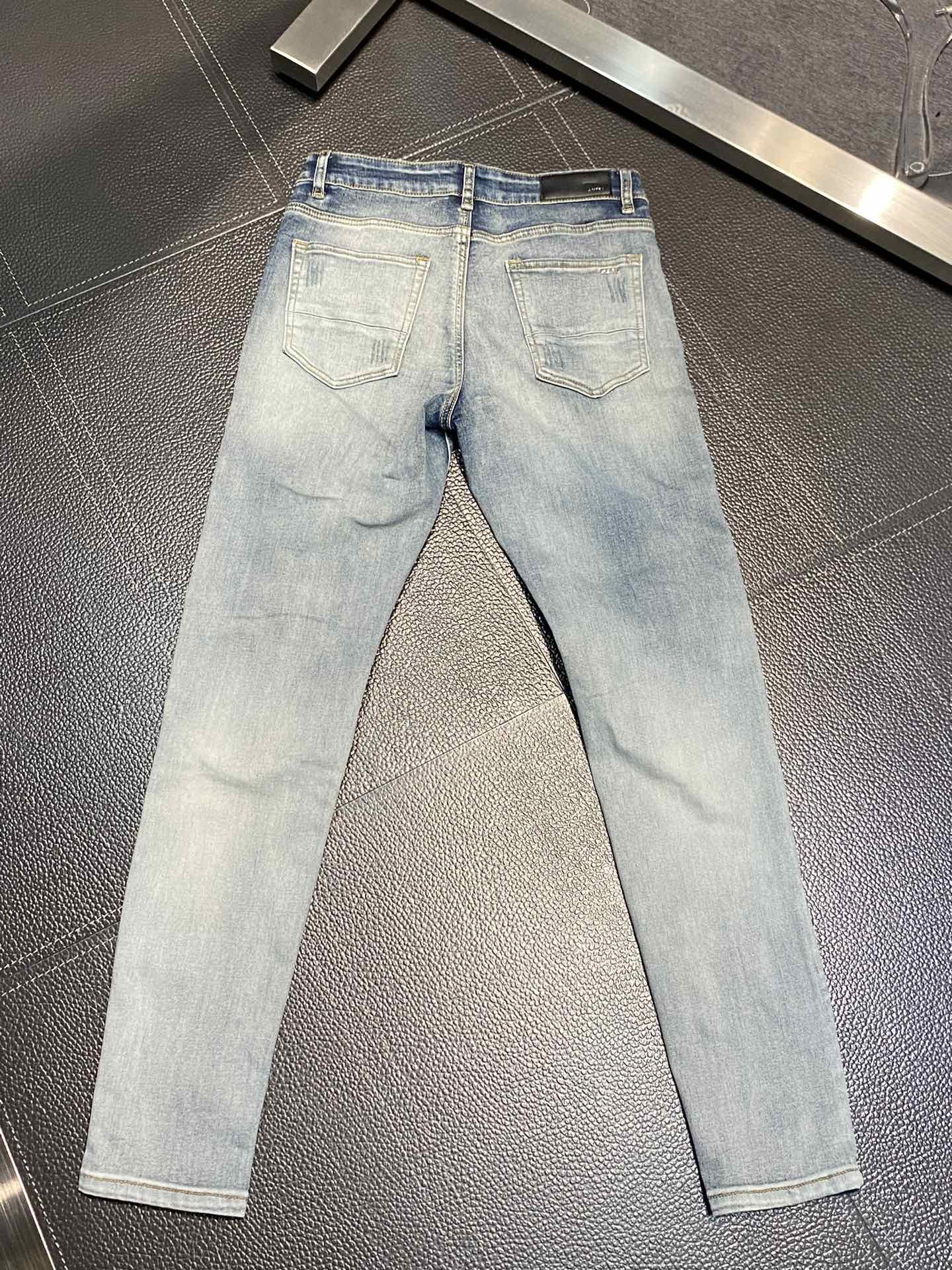  。AMIRI 独家专供新款 修身款 小直筒 牛仔裤，高端版本！专柜 面料 透气舒适度高，细节无可挑剔，