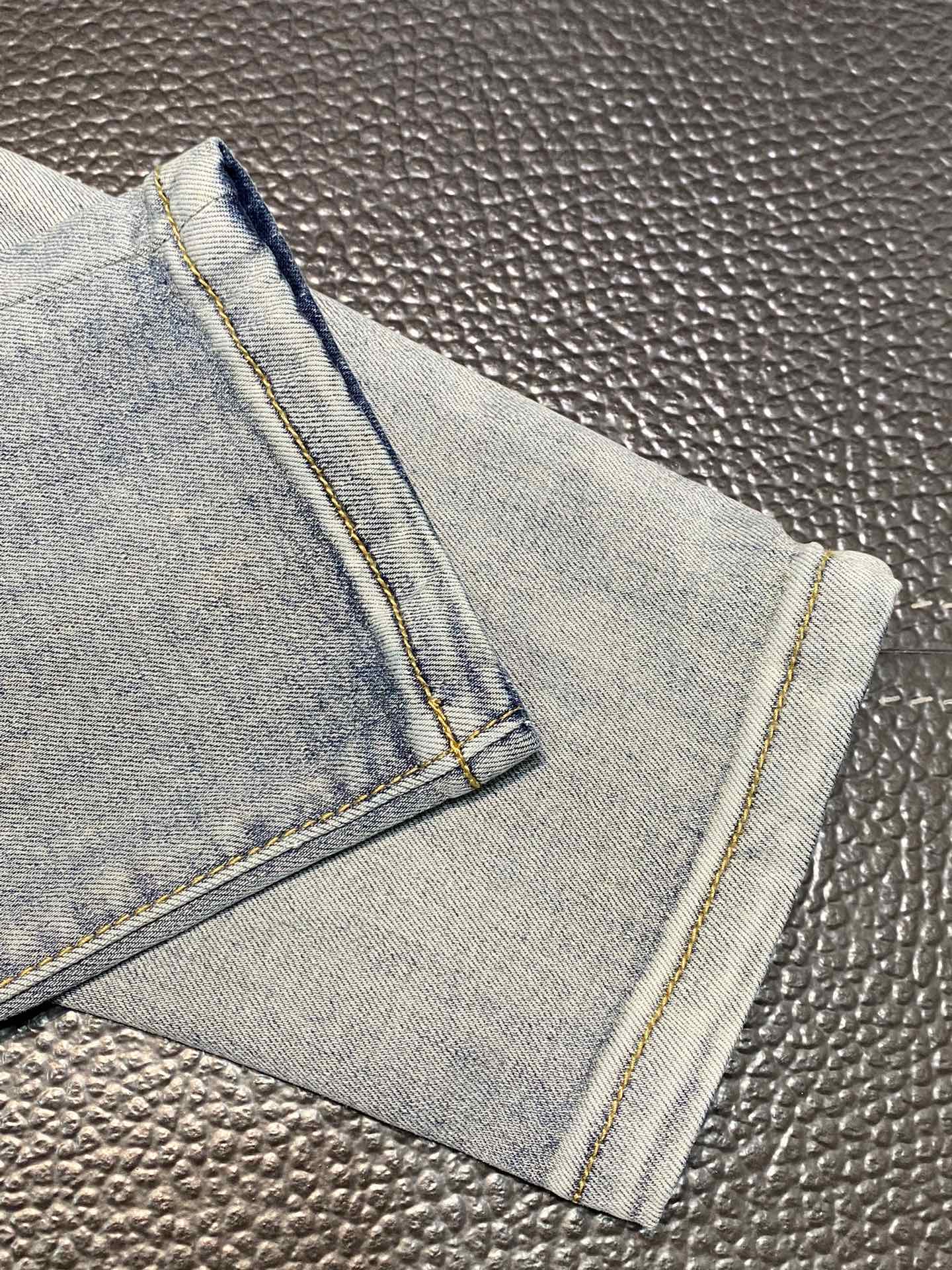  。AMIRI 独家专供新款 修身款 小直筒 牛仔裤，高端版本！专柜 面料 透气舒适度高，细节无可挑剔，