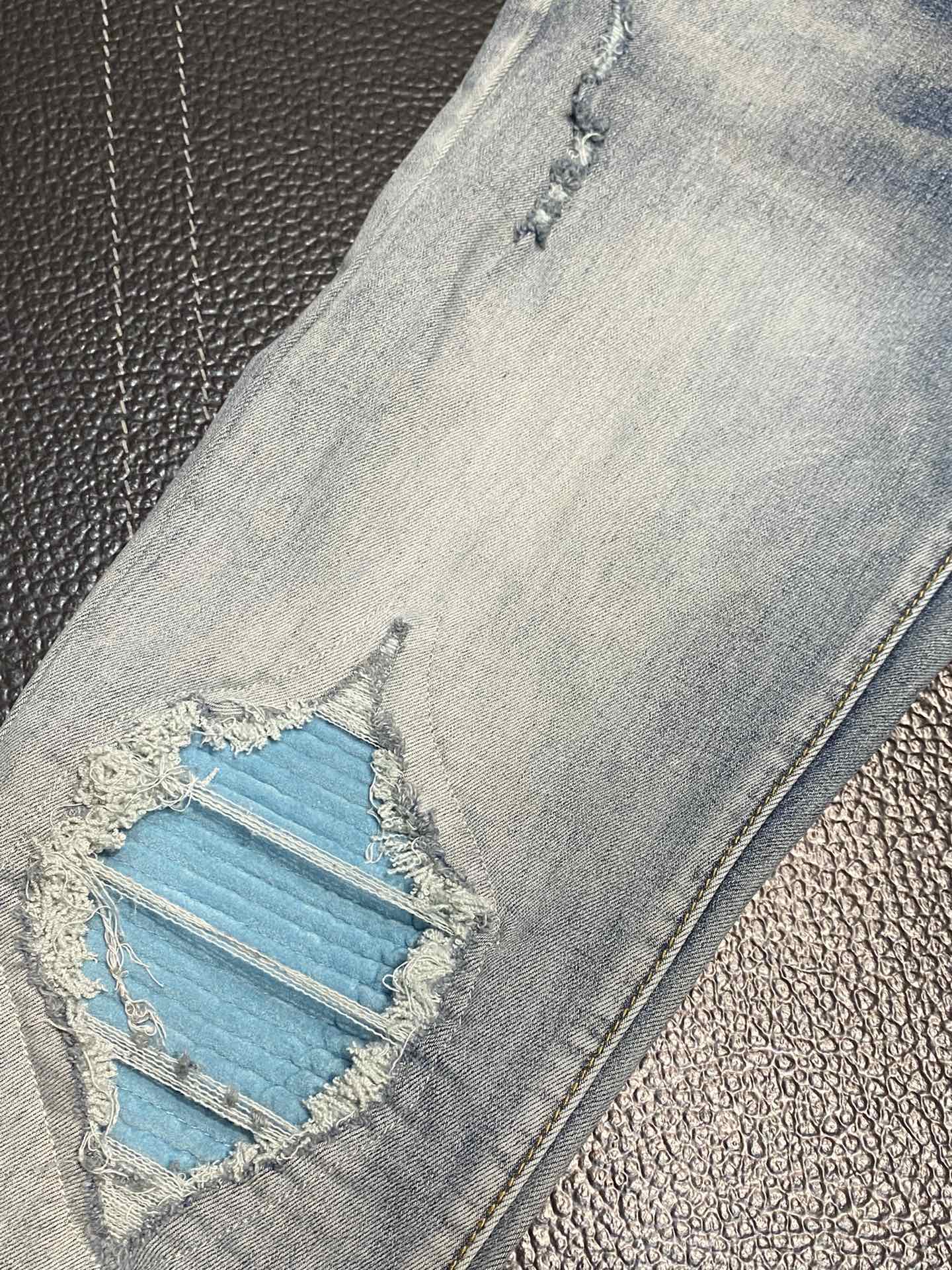  。AMIRI 独家专供新款 修身款 小直筒 牛仔裤，高端版本！专柜 面料 透气舒适度高，细节无可挑剔，