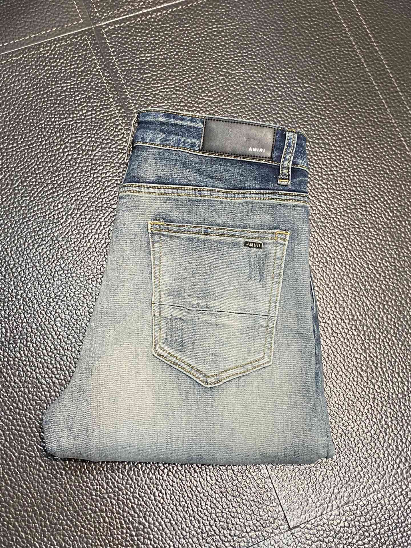  。AMIRI 独家专供新款 修身款 小直筒 牛仔裤，高端版本！专柜 面料 透气舒适度高，细节无可挑剔，