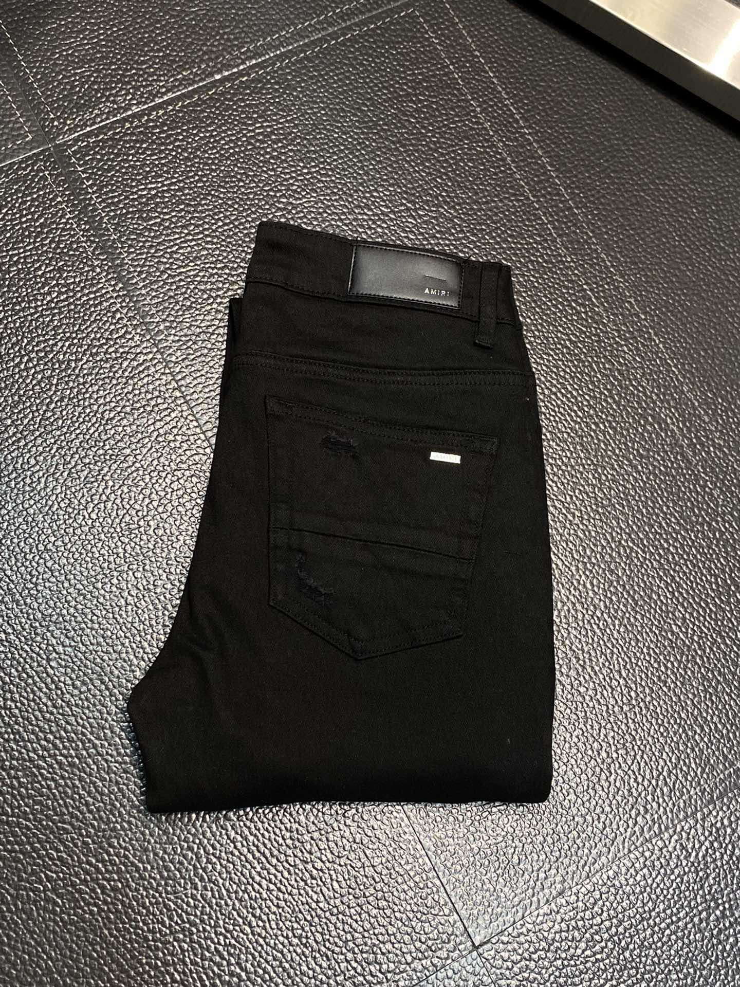  。AMIRI 独家专供新款 修身款 小直筒 牛仔裤，高端版本！专柜 面料 透气舒适度高，细节无可挑剔，