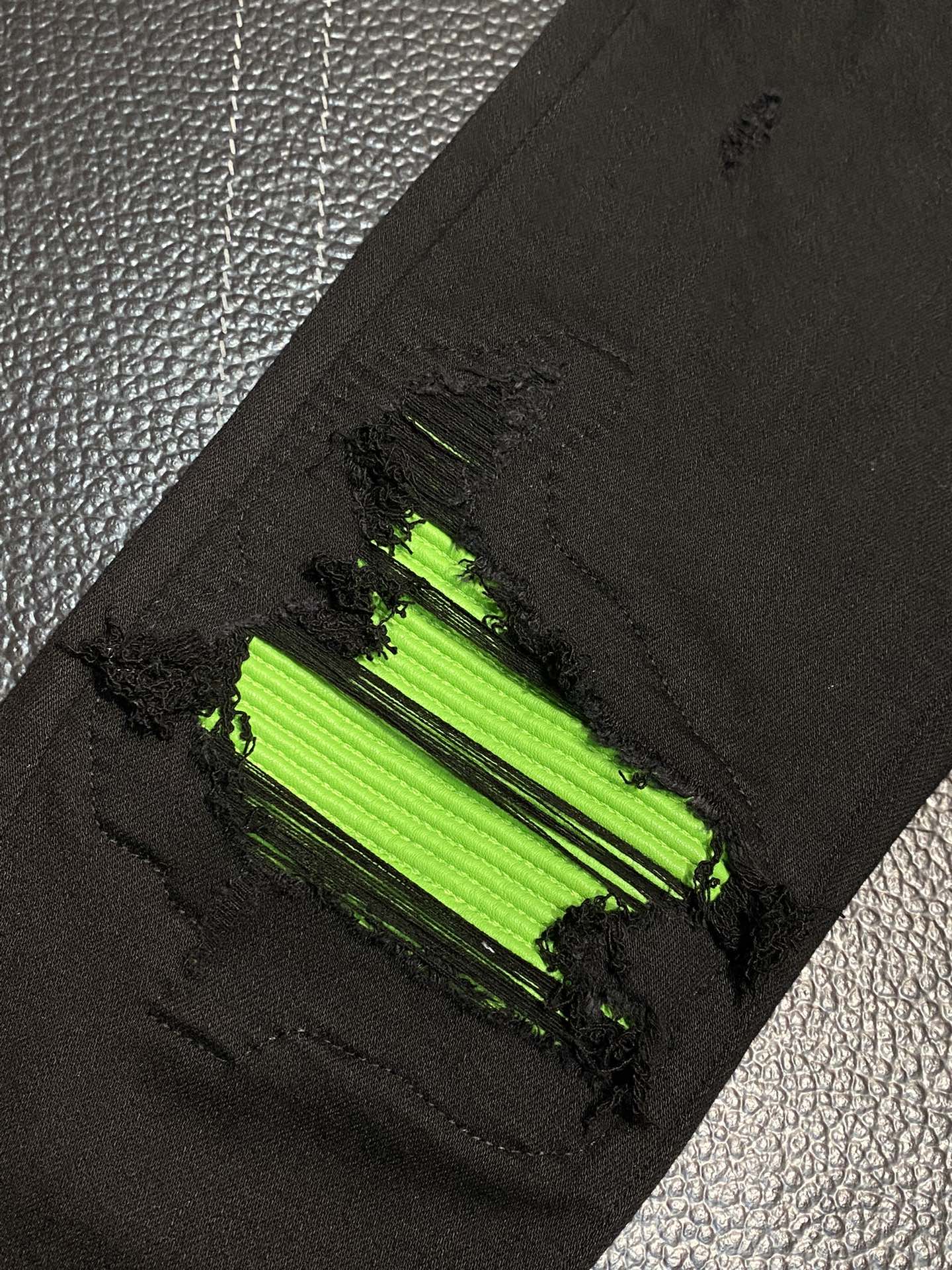  。AMIRI 独家专供新款 修身款 小直筒 牛仔裤，高端版本！专柜 面料 透气舒适度高，细节无可挑剔，