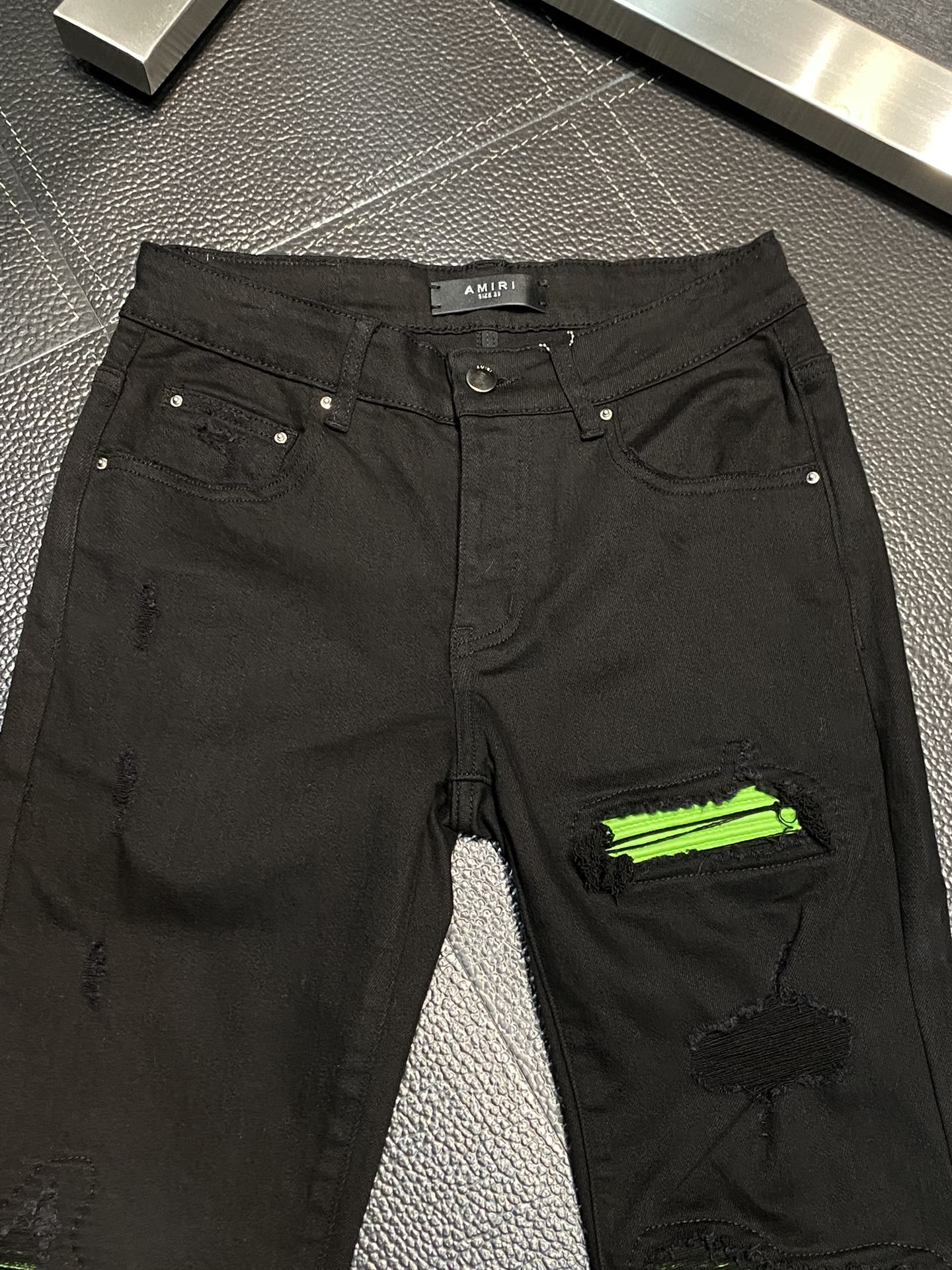  。AMIRI 独家专供新款 修身款 小直筒 牛仔裤，高端版本！专柜 面料 透气舒适度高，细节无可挑剔，