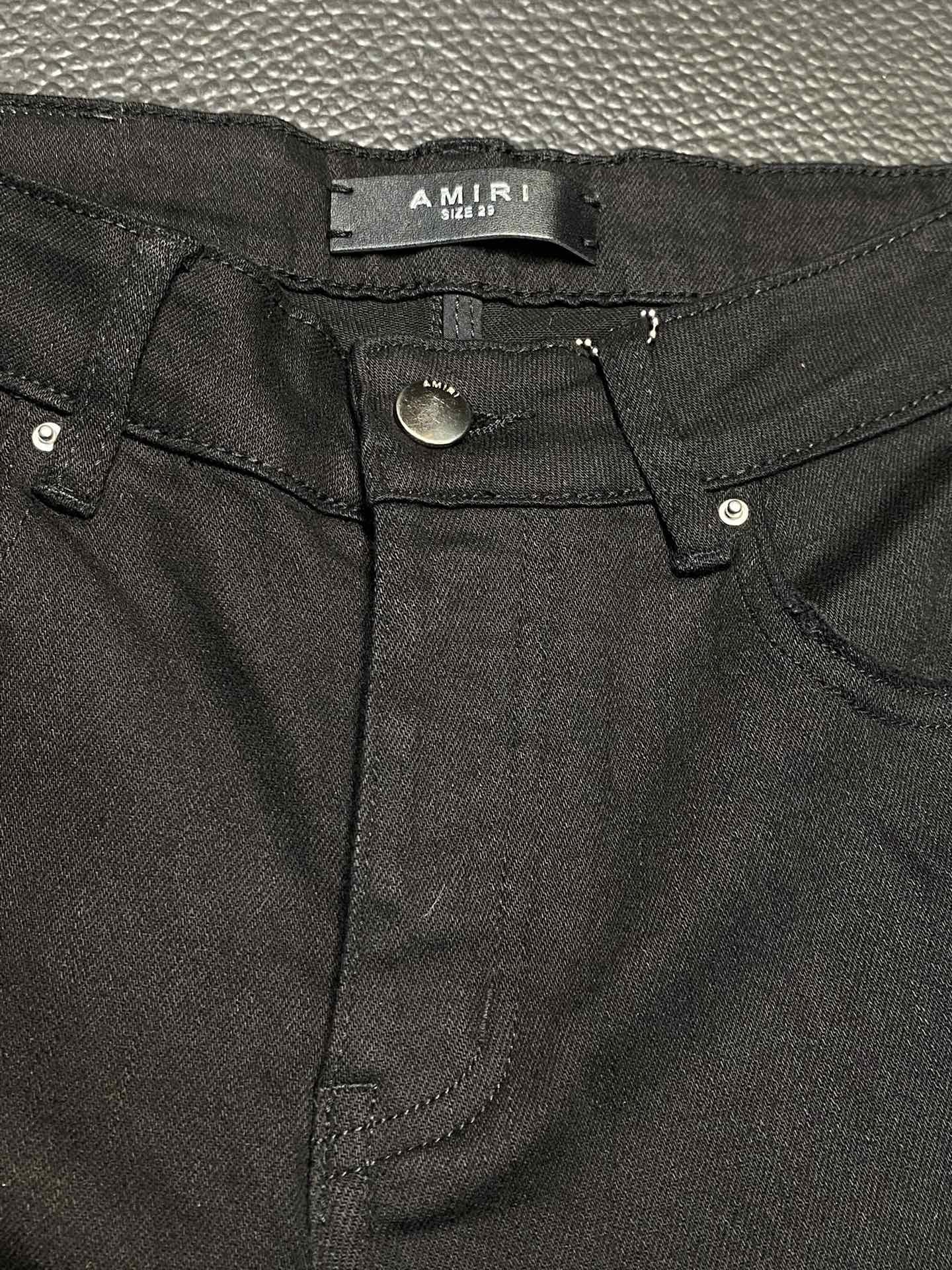  。AMIRI 独家专供新款 修身款 小直筒 牛仔裤，高端版本！专柜 面料 透气舒适度高，细节无可挑剔，