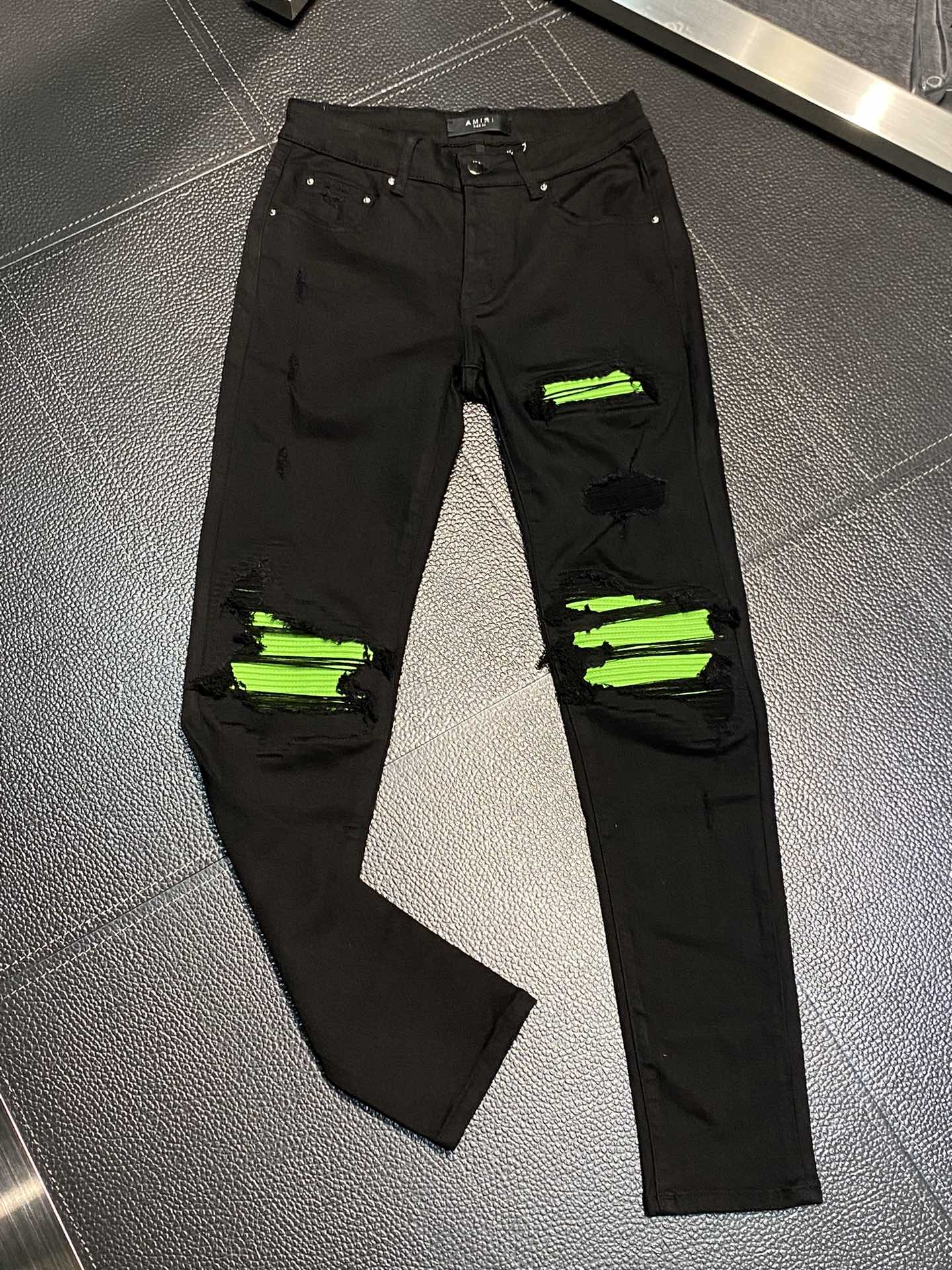  。AMIRI 独家专供新款 修身款 小直筒 牛仔裤，高端版本！专柜 面料 透气舒适度高，细节无可挑剔，