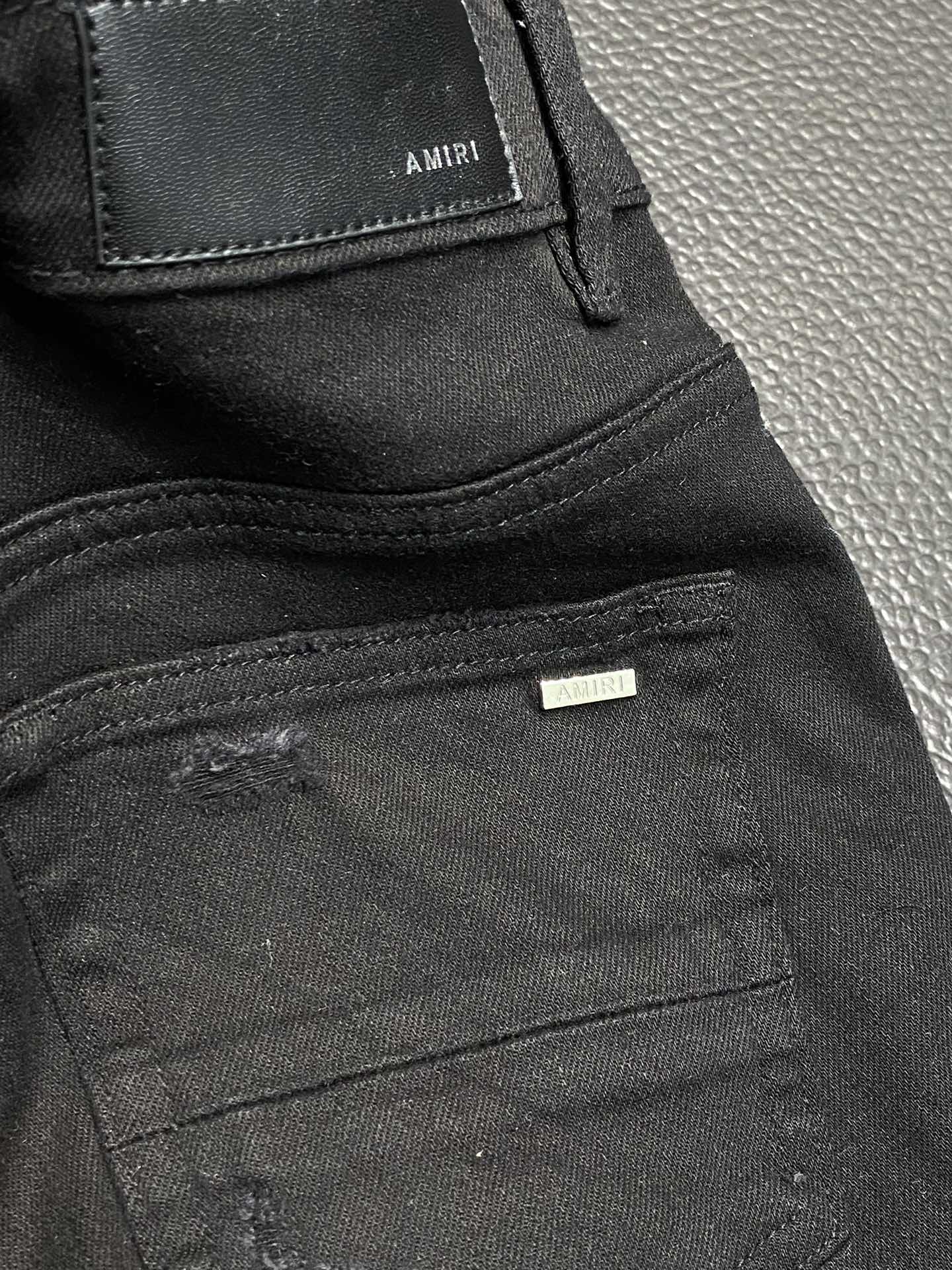  。AMIRI 独家专供新款 修身款 小直筒 牛仔裤，高端版本！专柜 面料 透气舒适度高，细节无可挑剔，