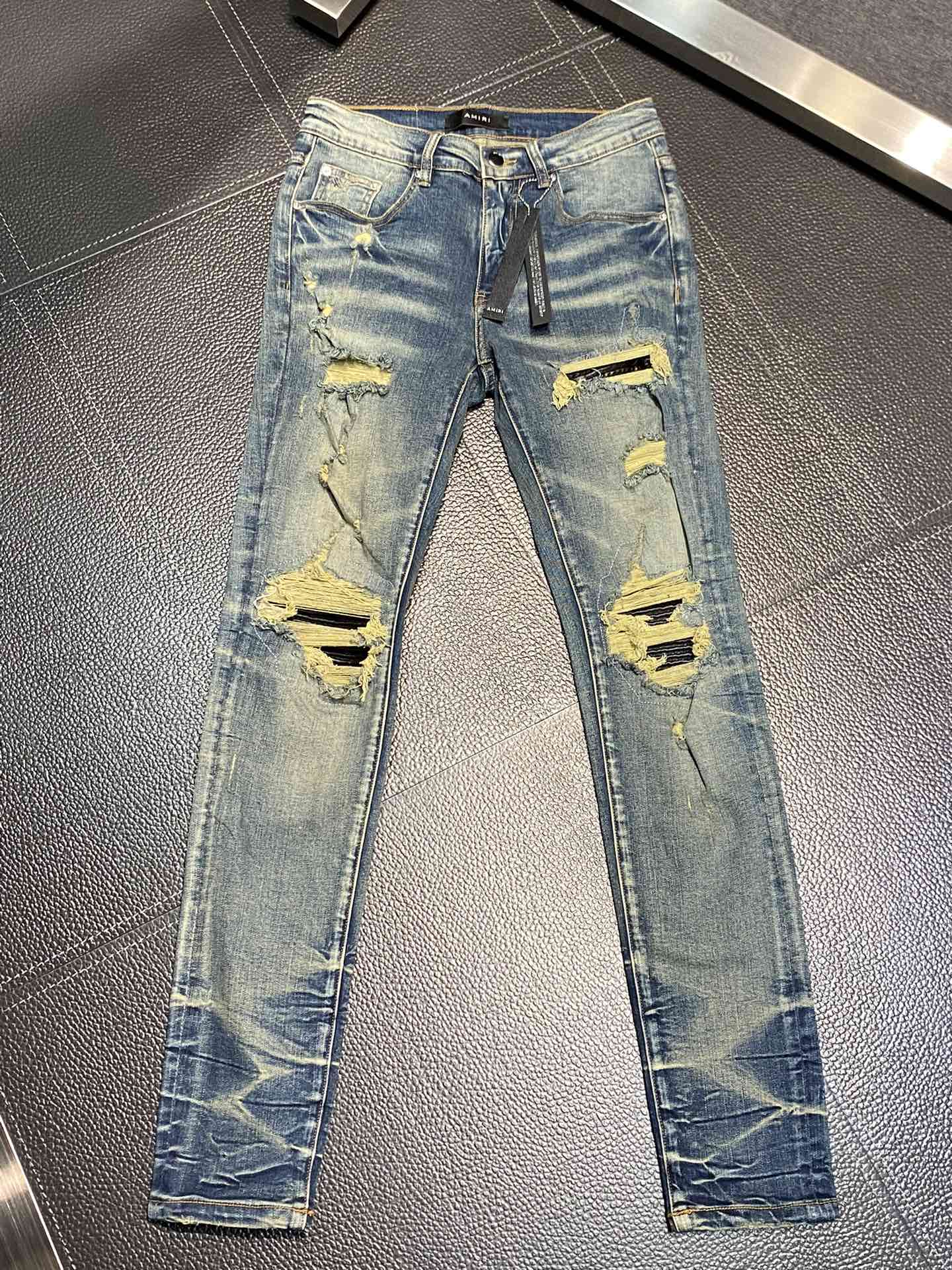  。AMIRI 独家专供新款 修身款 小直筒 牛仔裤，高端版本！专柜 面料 透气舒适度高，细节无可挑剔，