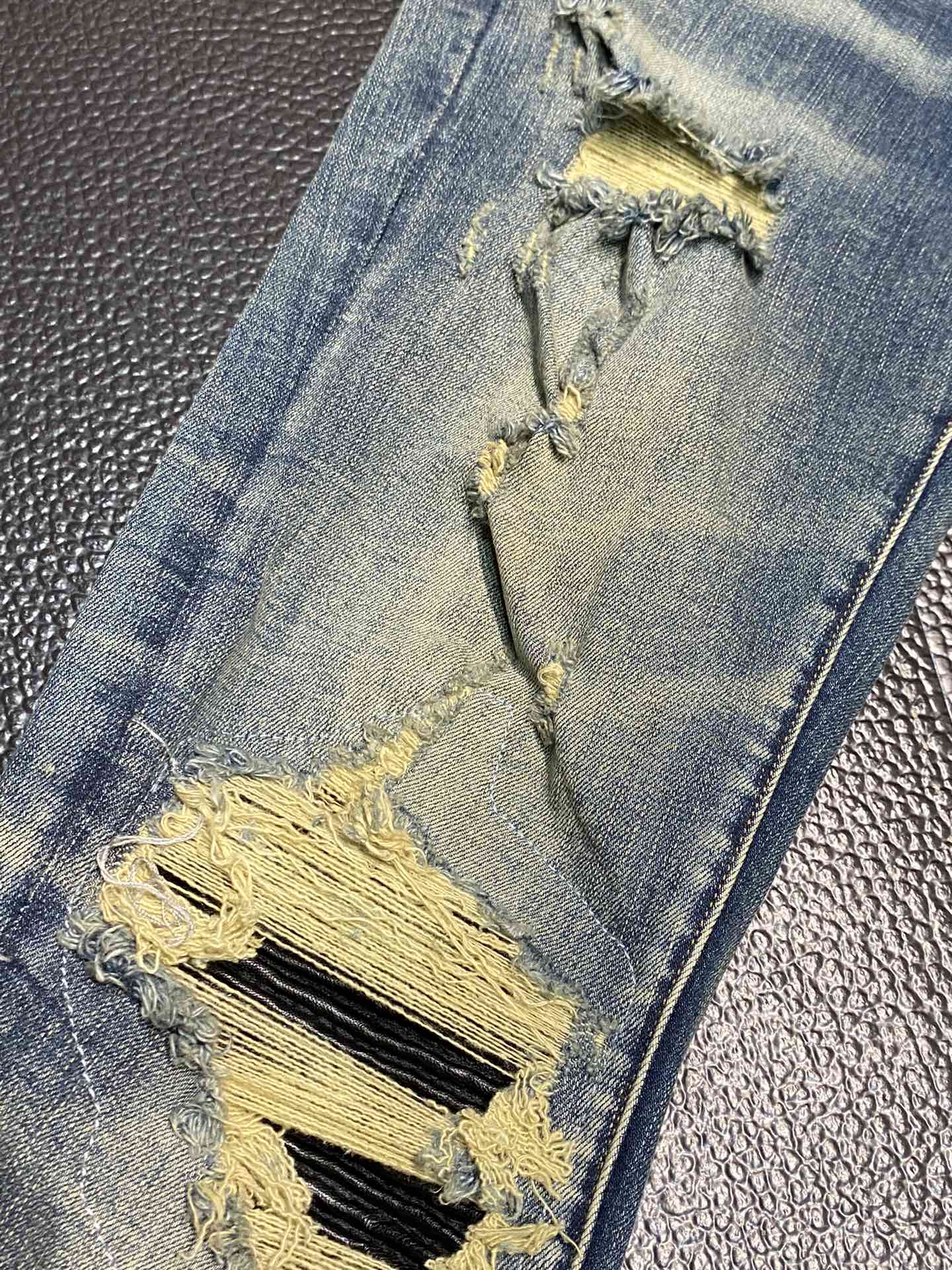  。AMIRI 独家专供新款 修身款 小直筒 牛仔裤，高端版本！专柜 面料 透气舒适度高，细节无可挑剔，