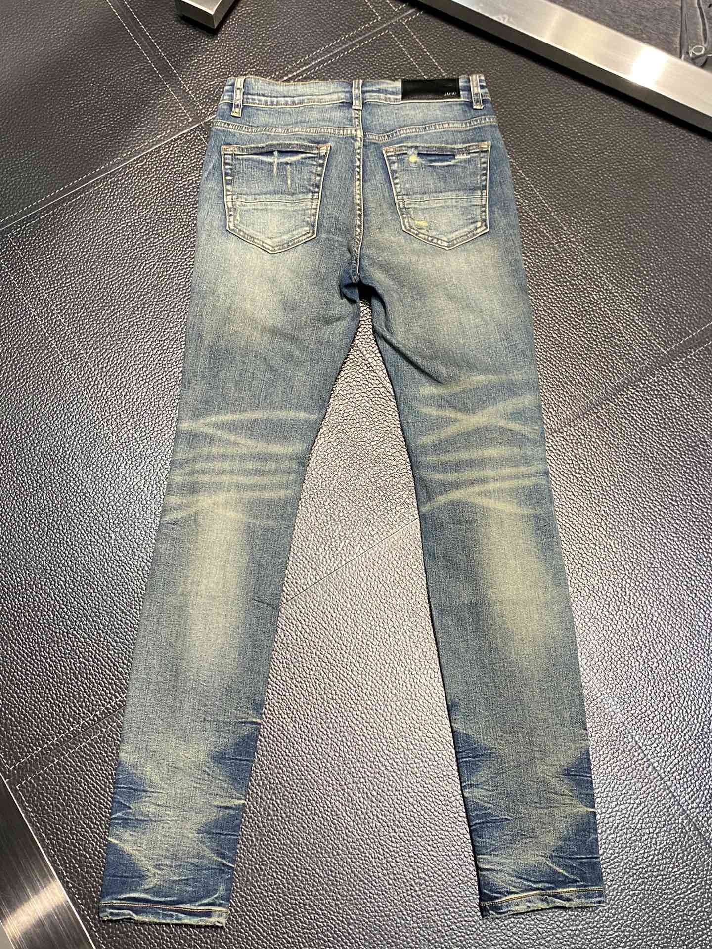  。AMIRI 独家专供新款 修身款 小直筒 牛仔裤，高端版本！专柜 面料 透气舒适度高，细节无可挑剔，