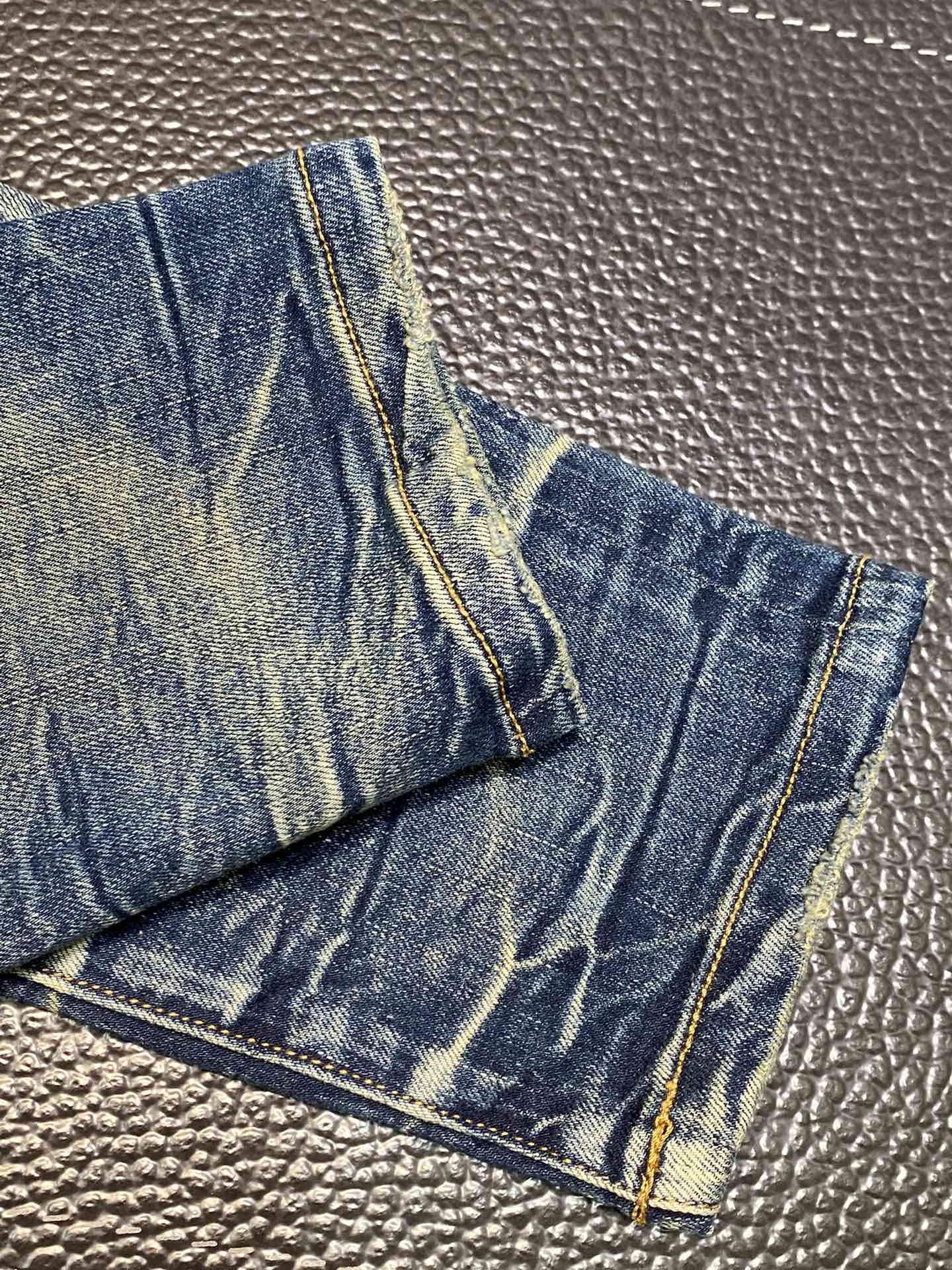  。AMIRI 独家专供新款 修身款 小直筒 牛仔裤，高端版本！专柜 面料 透气舒适度高，细节无可挑剔，