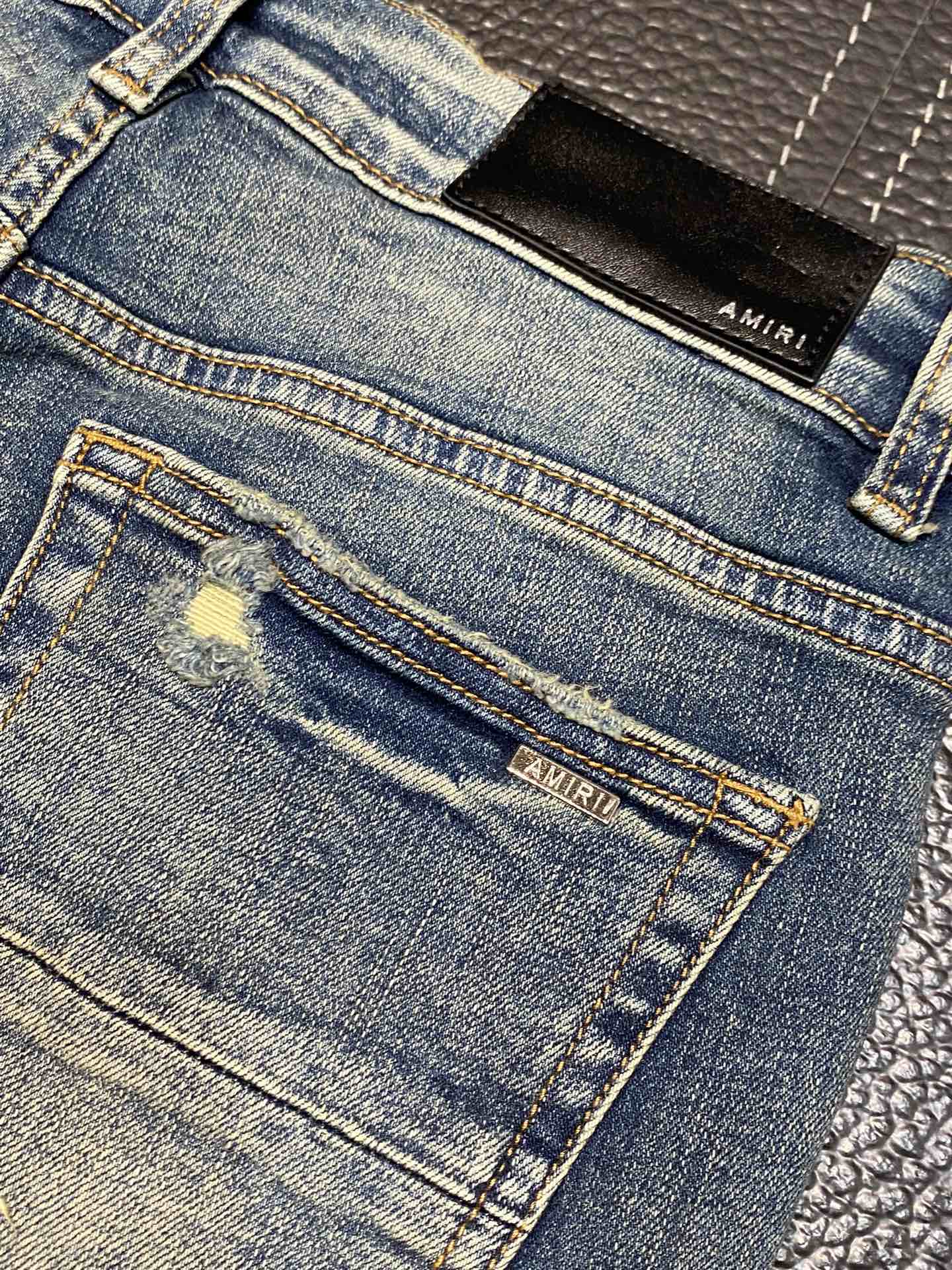  。AMIRI 独家专供新款 修身款 小直筒 牛仔裤，高端版本！专柜 面料 透气舒适度高，细节无可挑剔，