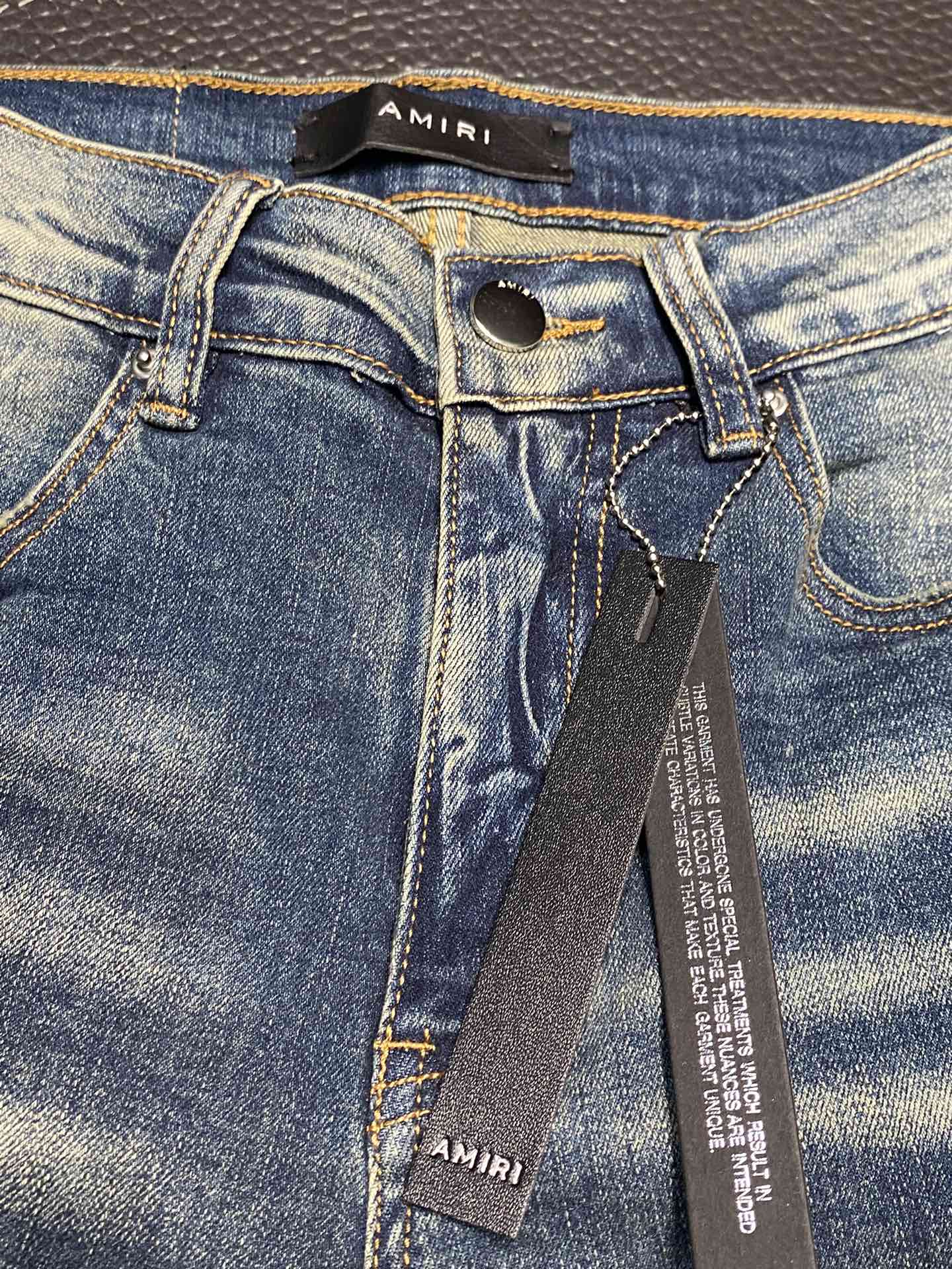  。AMIRI 独家专供新款 修身款 小直筒 牛仔裤，高端版本！专柜 面料 透气舒适度高，细节无可挑剔，
