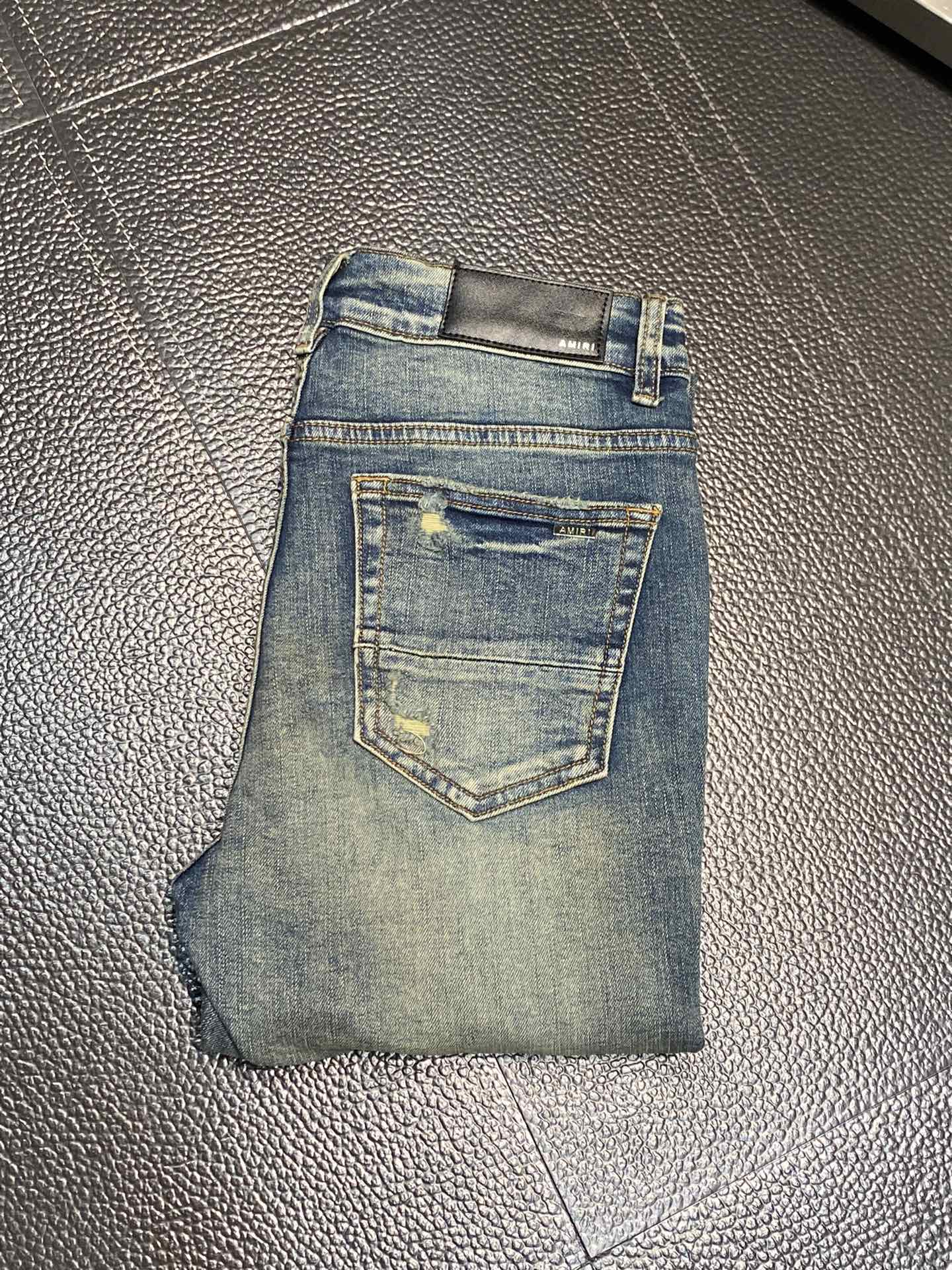  。AMIRI 独家专供新款 修身款 小直筒 牛仔裤，高端版本！专柜 面料 透气舒适度高，细节无可挑剔，