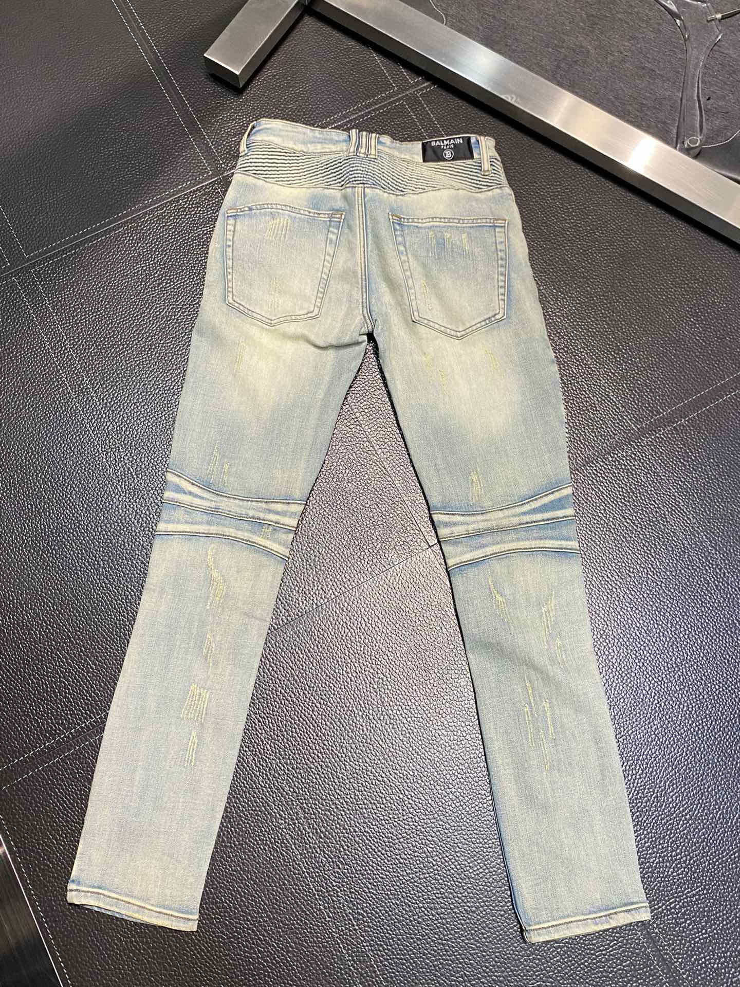  。BALMAIN巴尔曼 独家专供新款 修身款 小直筒 牛仔裤，高端版本！专柜 面料 透气舒适度高，细节
