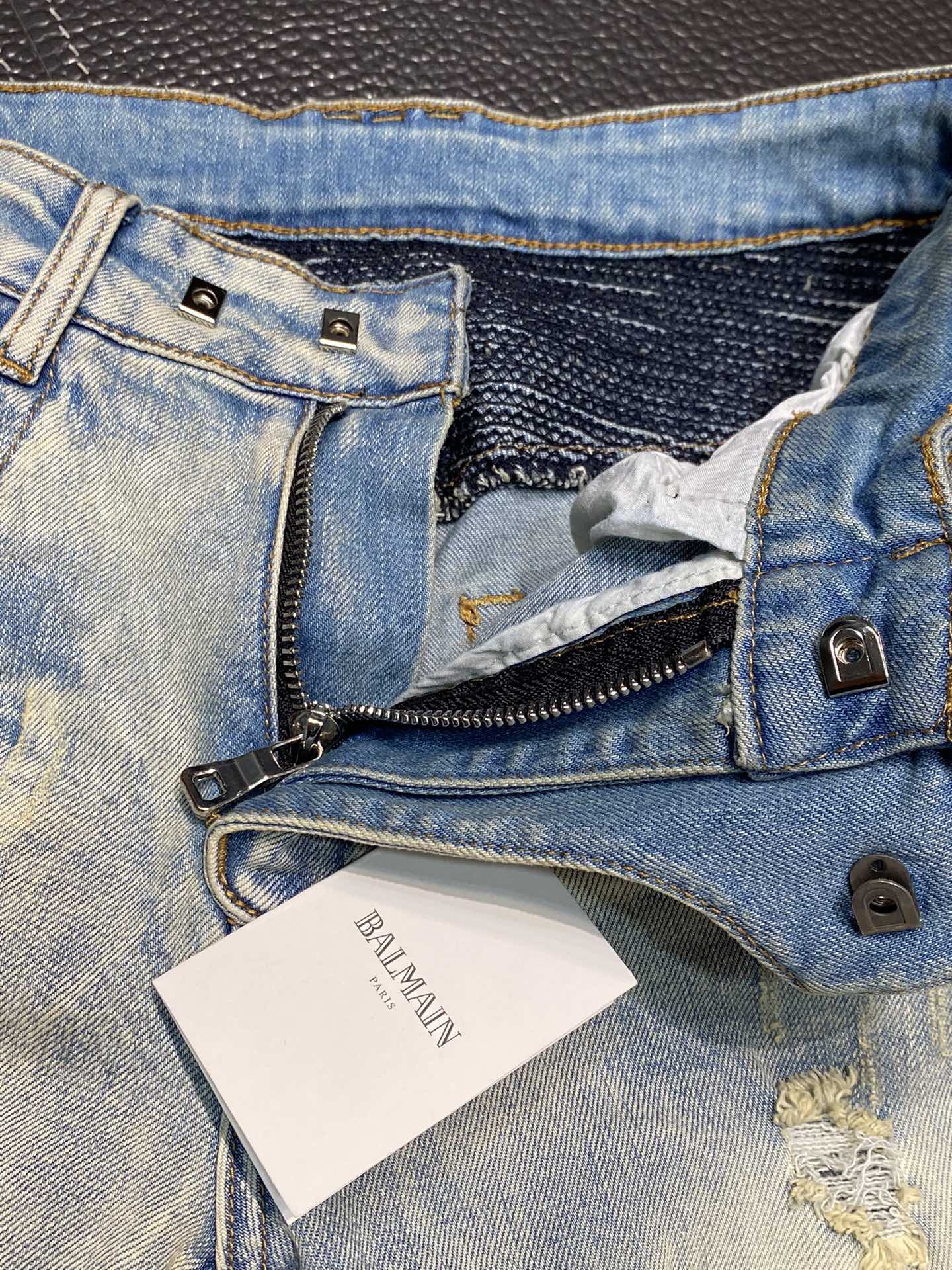  。BALMAIN巴尔曼 独家专供新款 修身款 小直筒 牛仔裤，高端版本！专柜 面料 透气舒适度高，细节