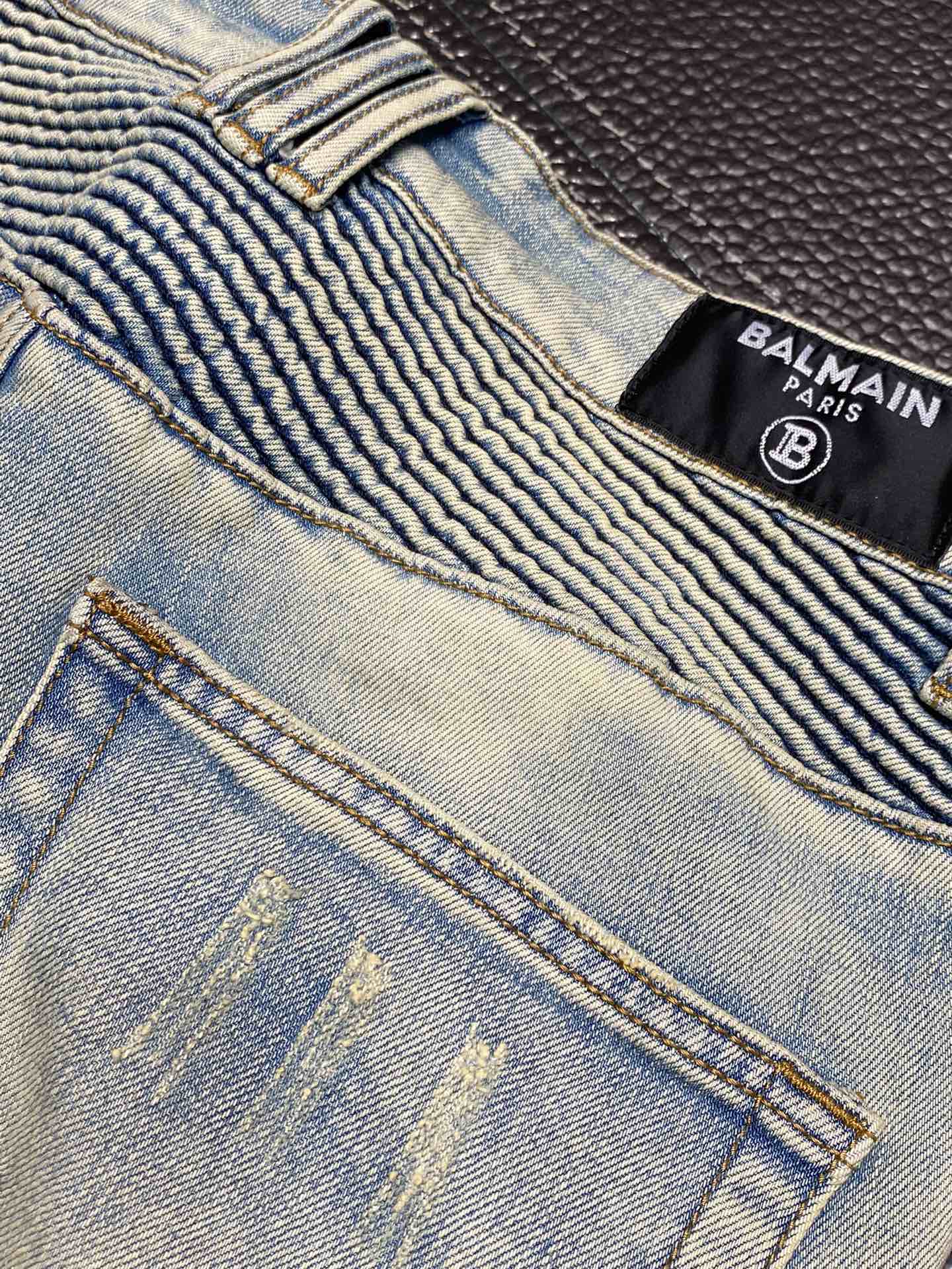  。BALMAIN巴尔曼 独家专供新款 修身款 小直筒 牛仔裤，高端版本！专柜 面料 透气舒适度高，细节