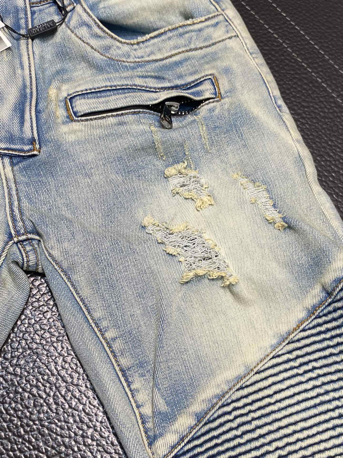  。BALMAIN巴尔曼 独家专供新款 修身款 小直筒 牛仔裤，高端版本！专柜 面料 透气舒适度高，细节