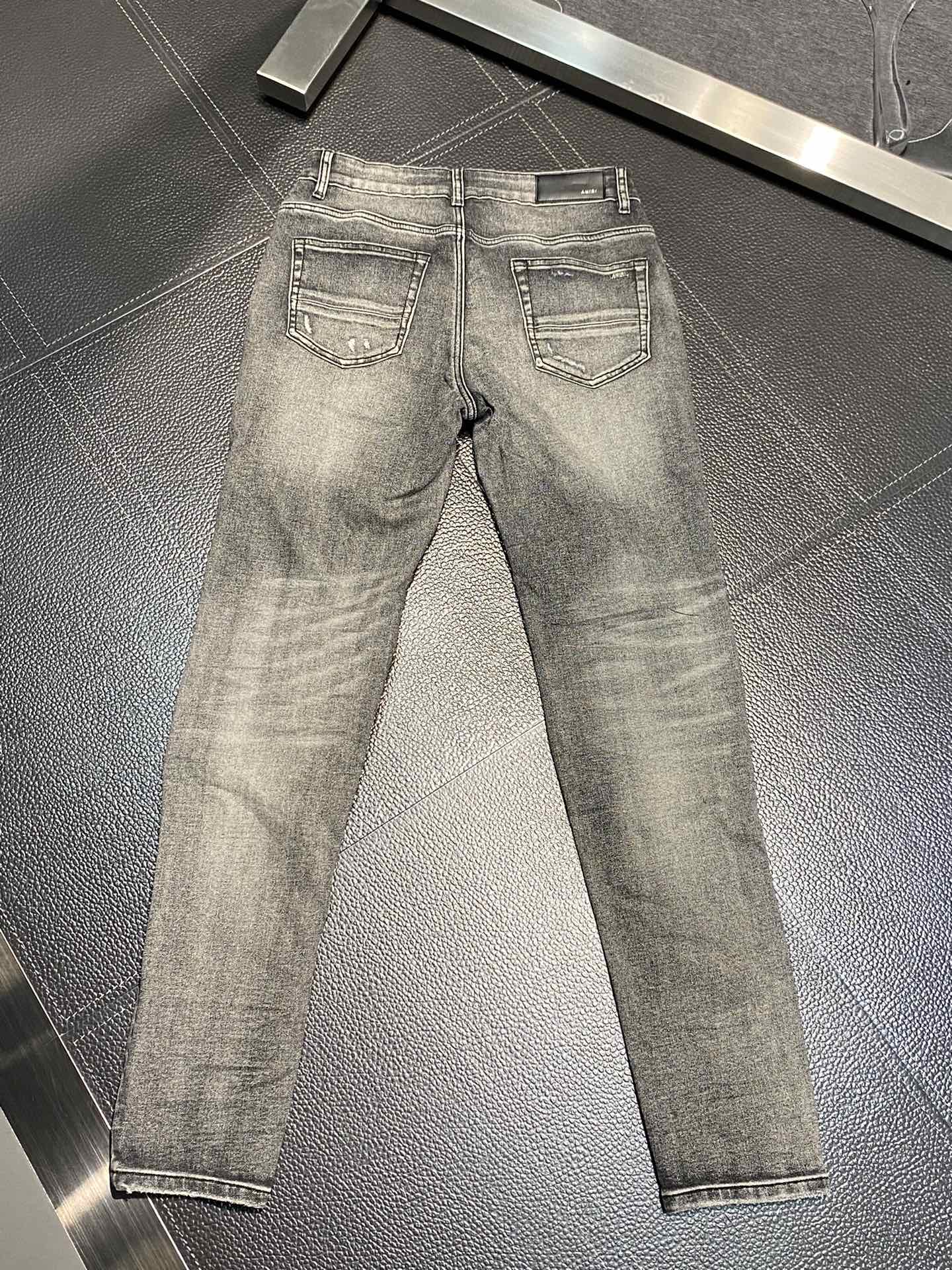  。AMIRI 独家专供新款 修身款 小直筒 牛仔裤，高端版本！专柜 面料 透气舒适度高，细节无可挑剔，