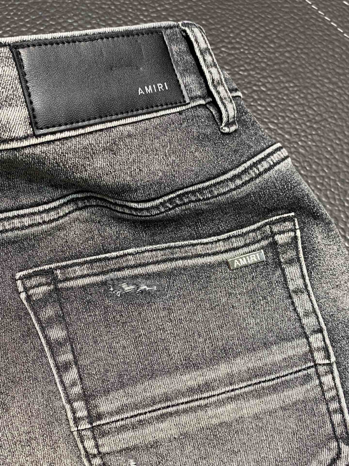 。AMIRI 独家专供新款 修身款 小直筒 牛仔裤，高端版本！专柜 面料 透气舒适度高，细节无可挑剔，