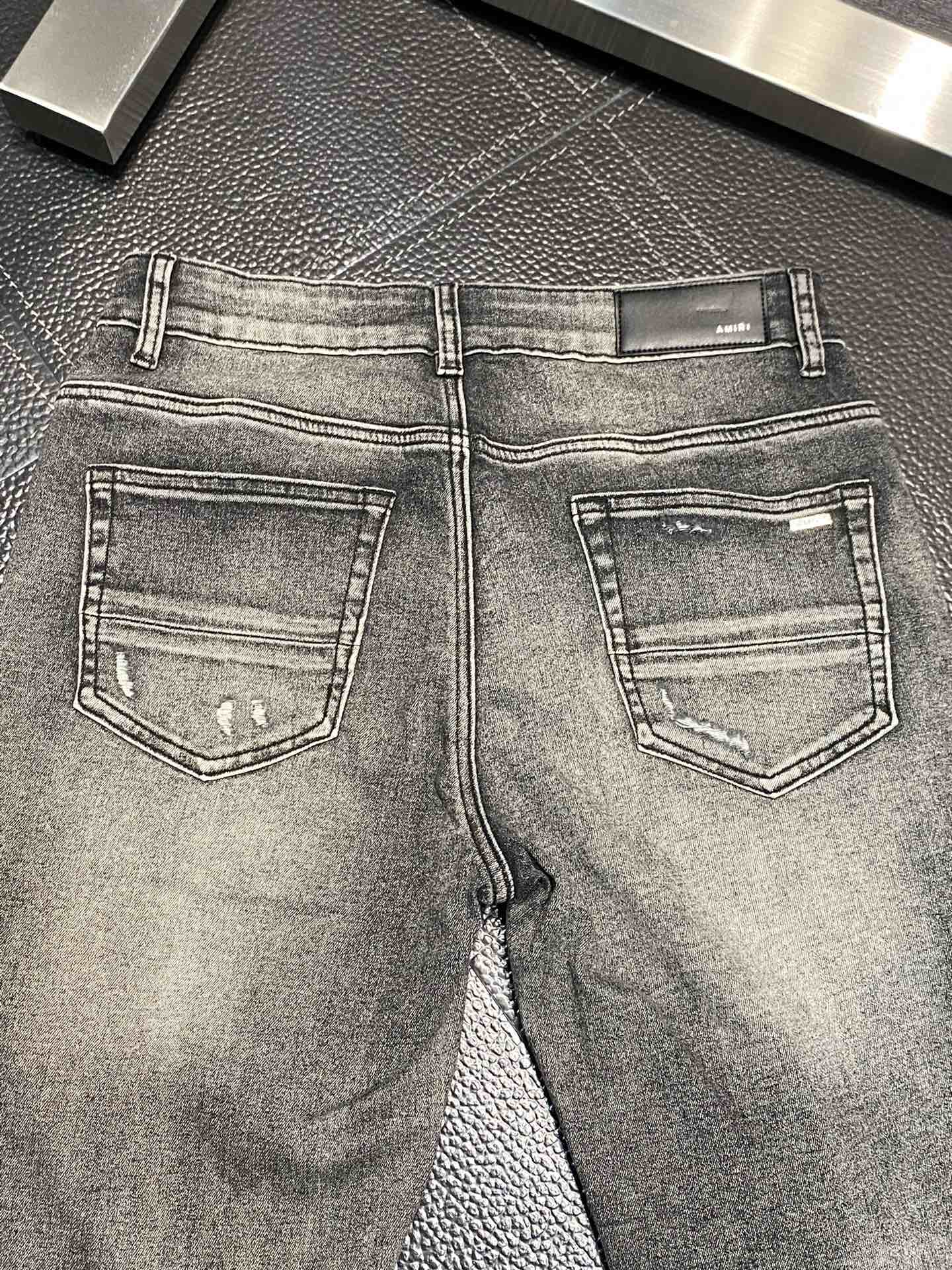  。AMIRI 独家专供新款 修身款 小直筒 牛仔裤，高端版本！专柜 面料 透气舒适度高，细节无可挑剔，