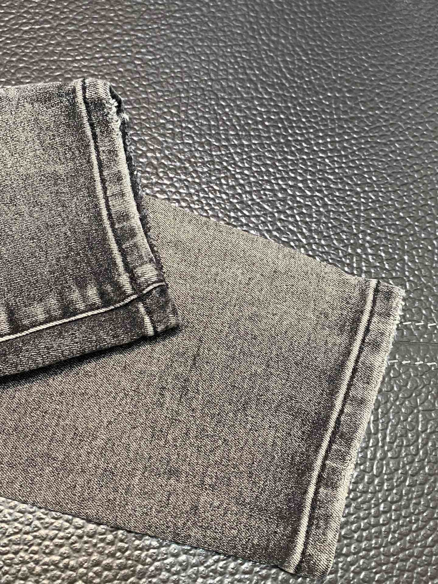  。AMIRI 独家专供新款 修身款 小直筒 牛仔裤，高端版本！专柜 面料 透气舒适度高，细节无可挑剔，