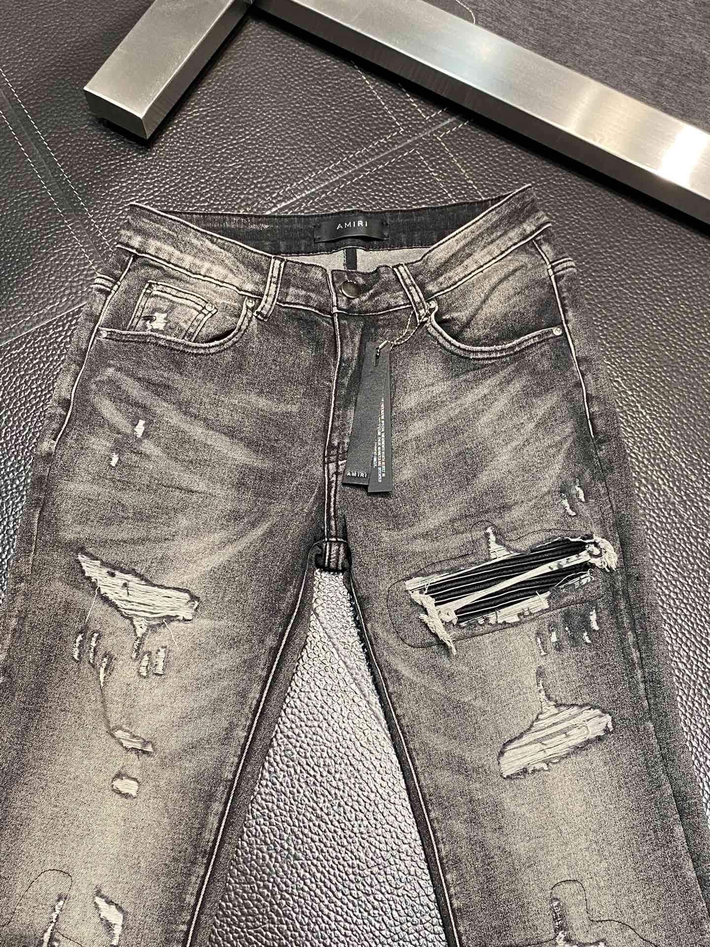  。AMIRI 独家专供新款 修身款 小直筒 牛仔裤，高端版本！专柜 面料 透气舒适度高，细节无可挑剔，