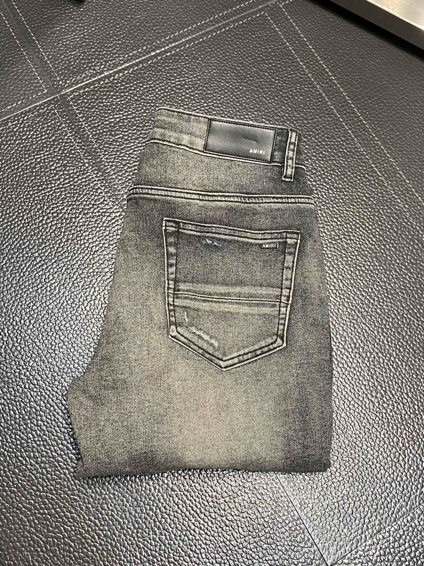  。AMIRI 独家专供新款 修身款 小直筒 牛仔裤，高端版本！专柜 面料 透气舒适度高，细节无可挑剔，