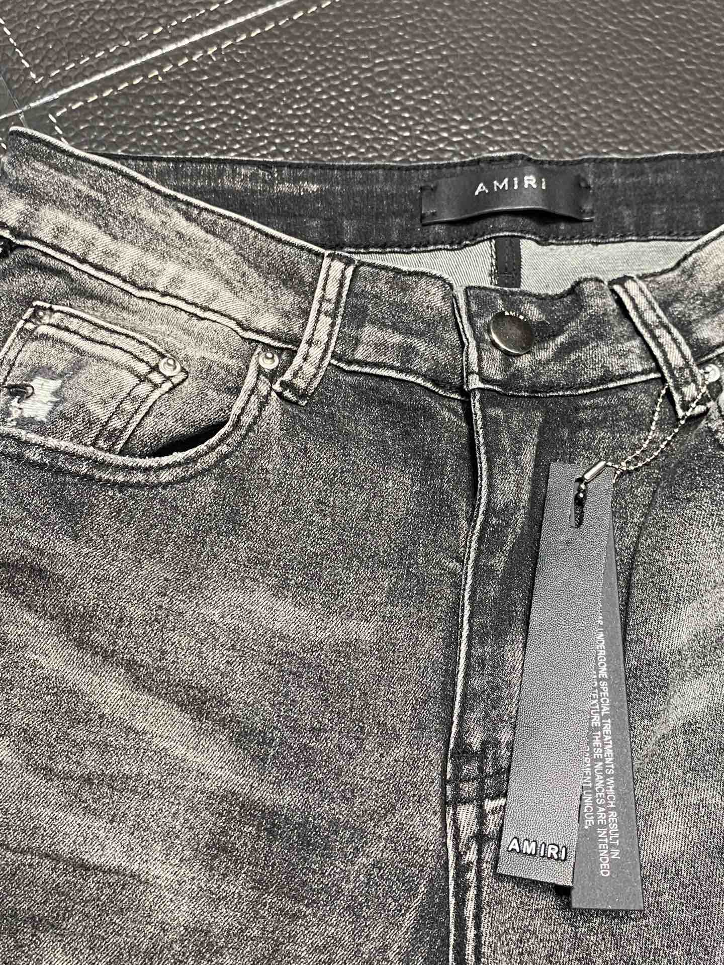  。AMIRI 独家专供新款 修身款 小直筒 牛仔裤，高端版本！专柜 面料 透气舒适度高，细节无可挑剔，