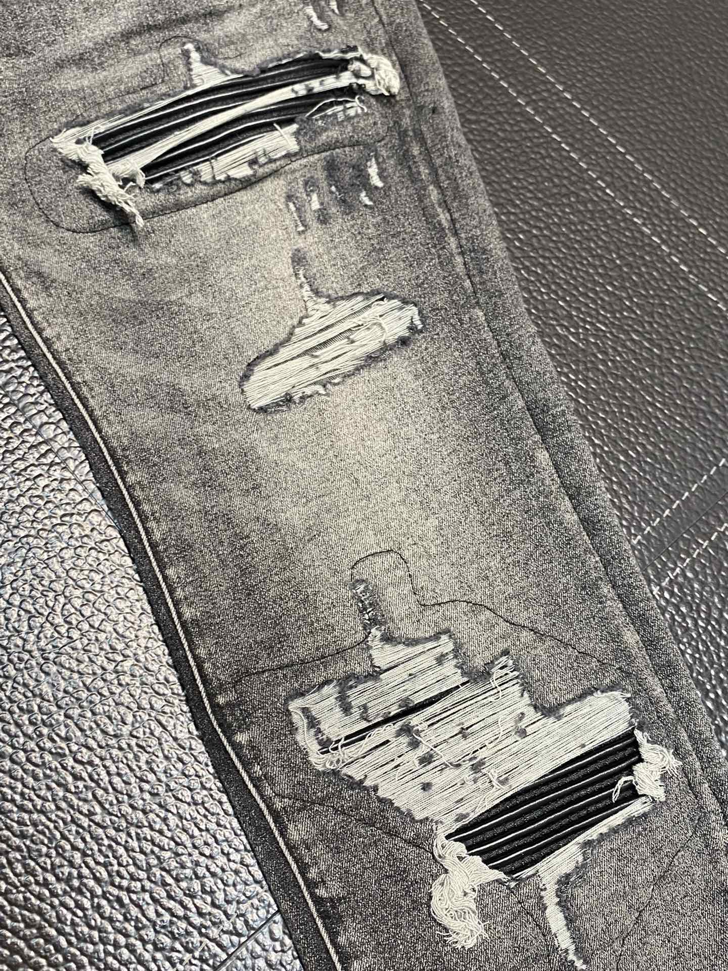  。AMIRI 独家专供新款 修身款 小直筒 牛仔裤，高端版本！专柜 面料 透气舒适度高，细节无可挑剔，