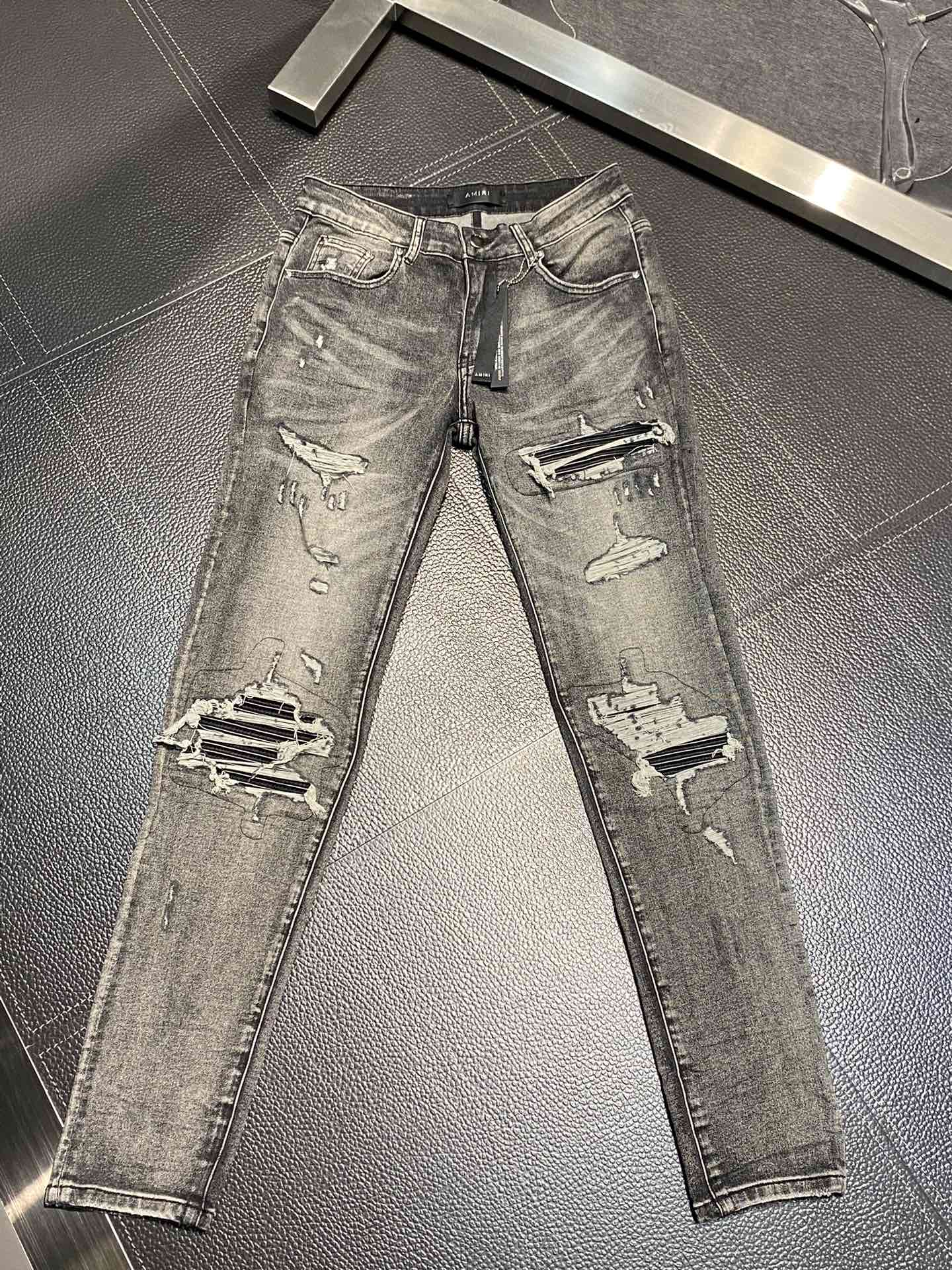  。AMIRI 独家专供新款 修身款 小直筒 牛仔裤，高端版本！专柜 面料 透气舒适度高，细节无可挑剔，