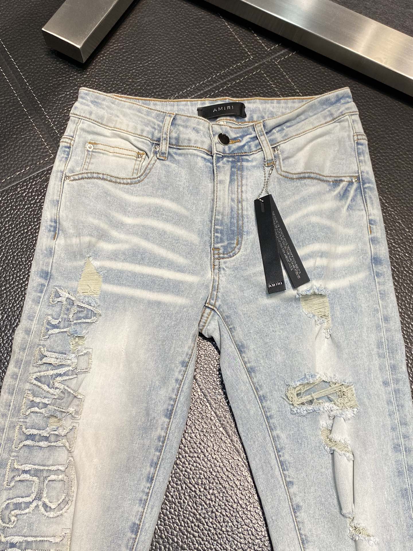  。AMIRI 独家专供新款 修身款 小直筒 牛仔裤，高端版本！专柜 面料 透气舒适度高，细节无可挑剔，