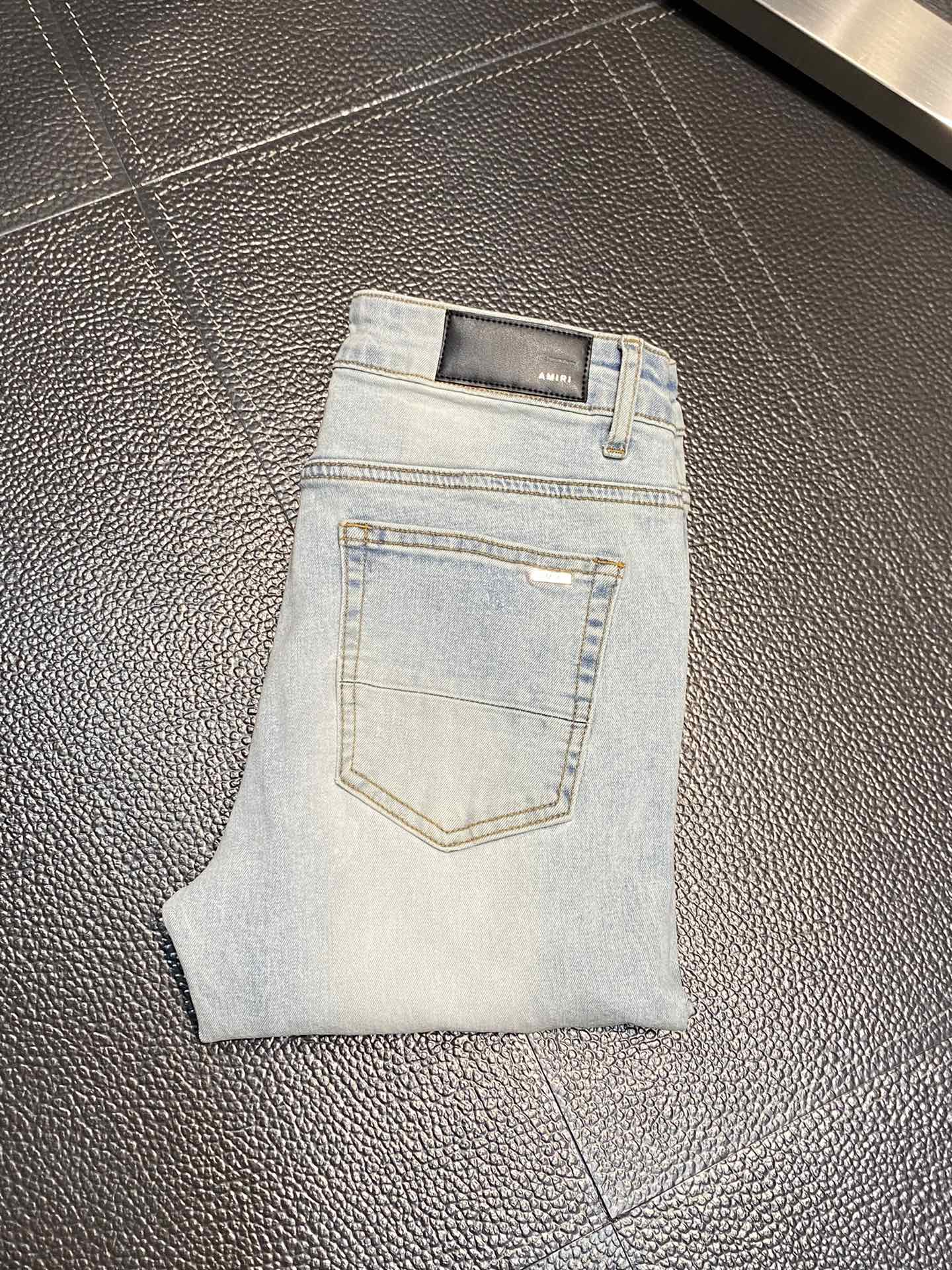  。AMIRI 独家专供新款 修身款 小直筒 牛仔裤，高端版本！专柜 面料 透气舒适度高，细节无可挑剔，