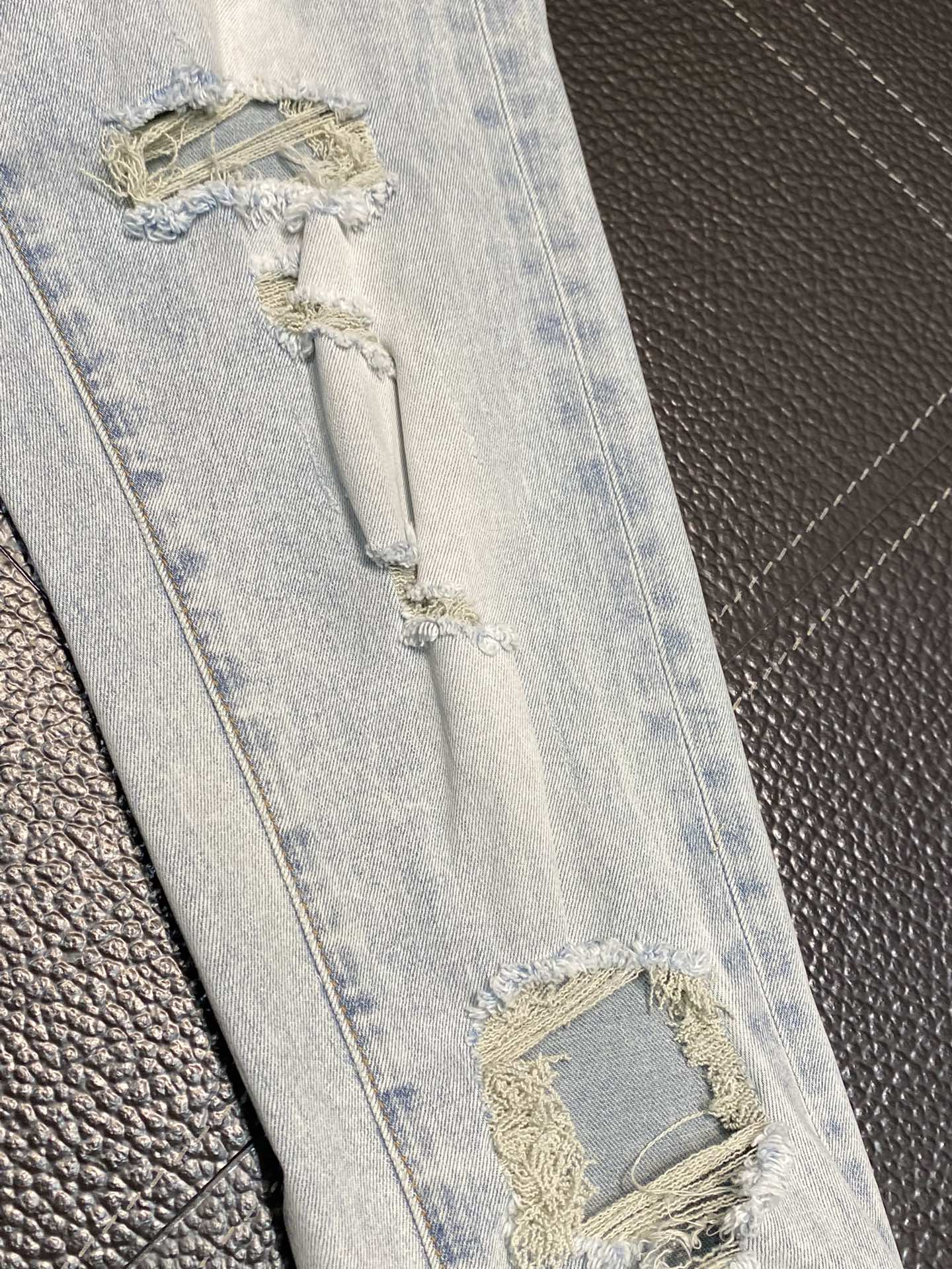  。AMIRI 独家专供新款 修身款 小直筒 牛仔裤，高端版本！专柜 面料 透气舒适度高，细节无可挑剔，