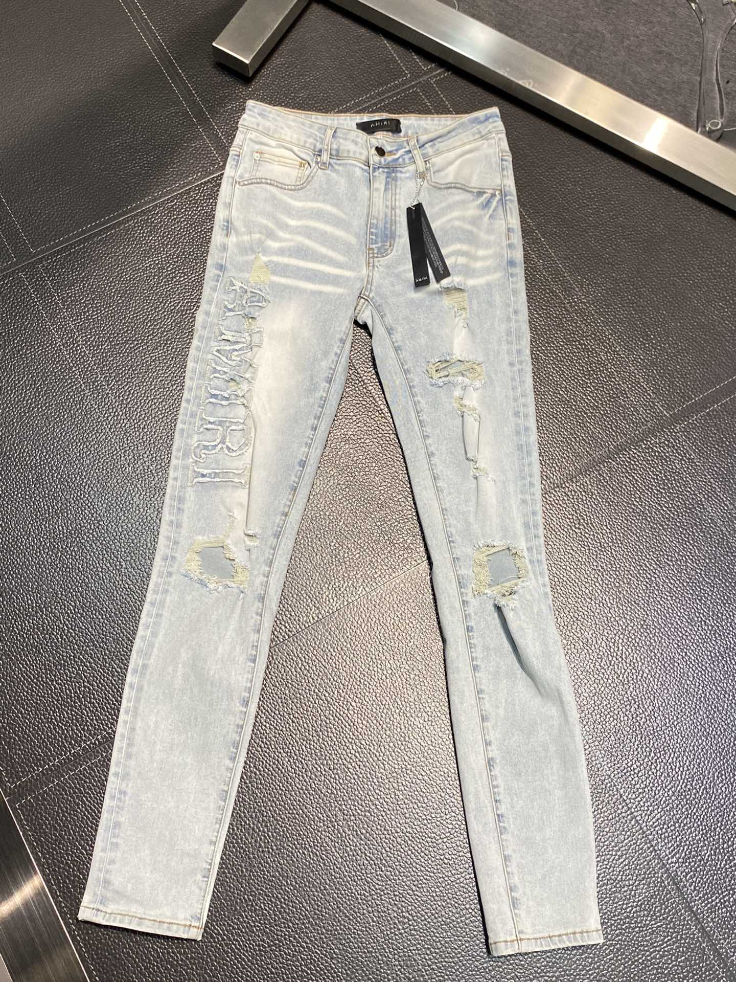  。AMIRI 独家专供新款 修身款 小直筒 牛仔裤，高端版本！专柜 面料 透气舒适度高，细节无可挑剔，