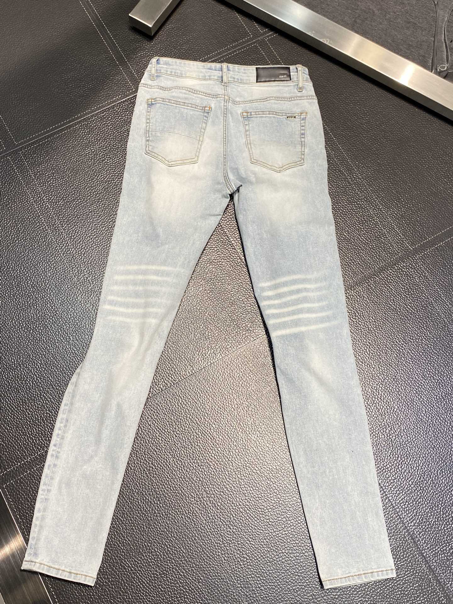  。AMIRI 独家专供新款 修身款 小直筒 牛仔裤，高端版本！专柜 面料 透气舒适度高，细节无可挑剔，