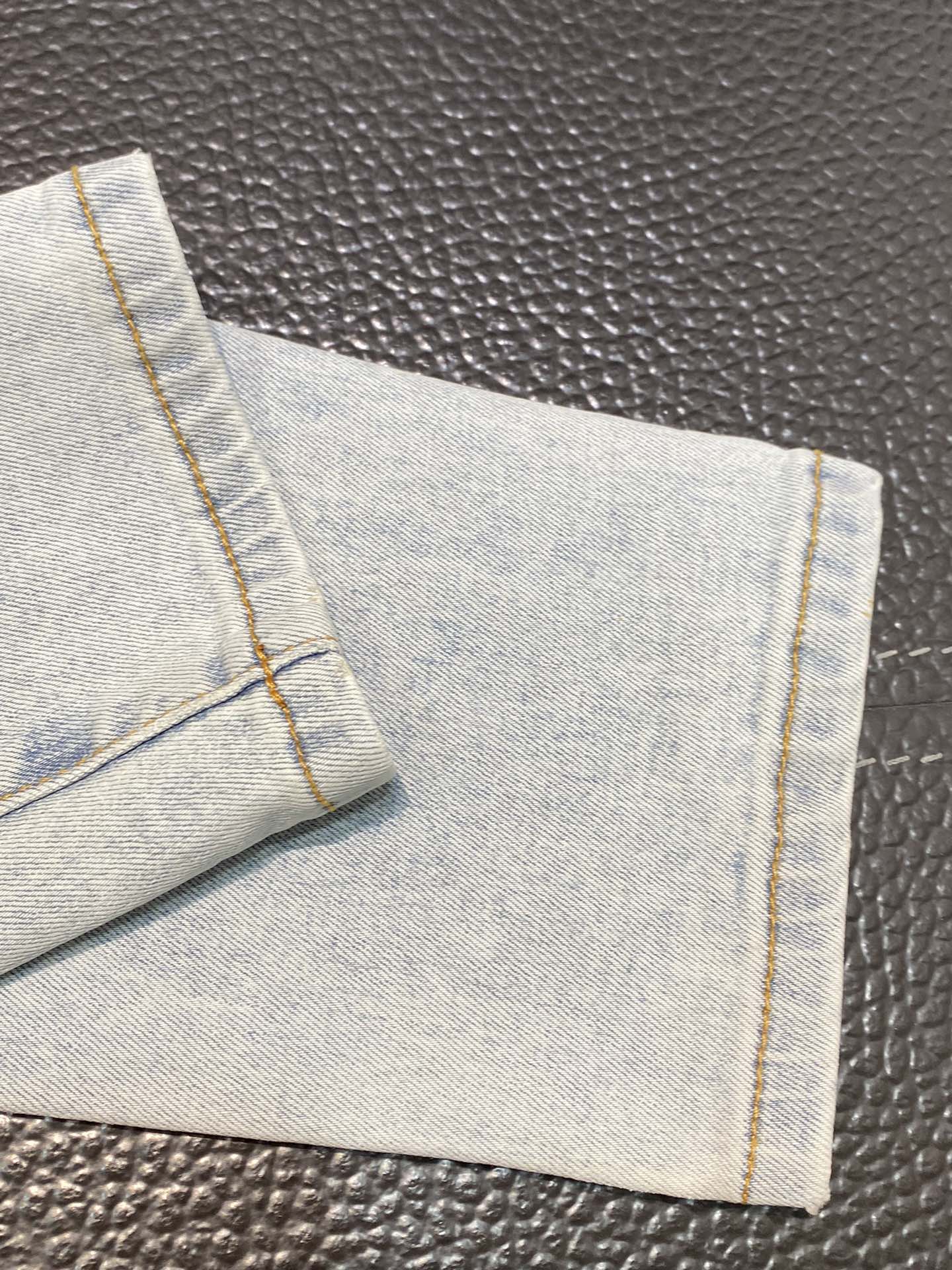  。AMIRI 独家专供新款 修身款 小直筒 牛仔裤，高端版本！专柜 面料 透气舒适度高，细节无可挑剔，