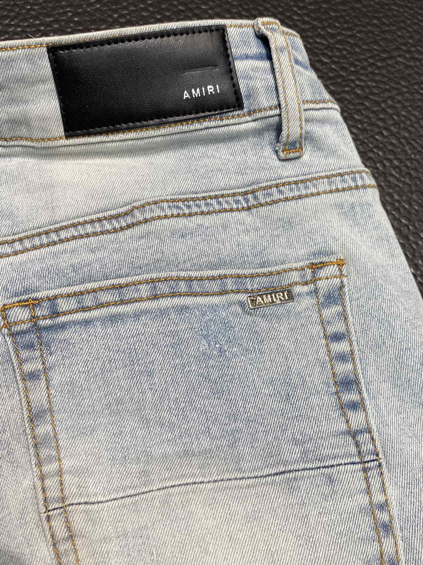  。AMIRI 独家专供新款 修身款 小直筒 牛仔裤，高端版本！专柜 面料 透气舒适度高，细节无可挑剔，