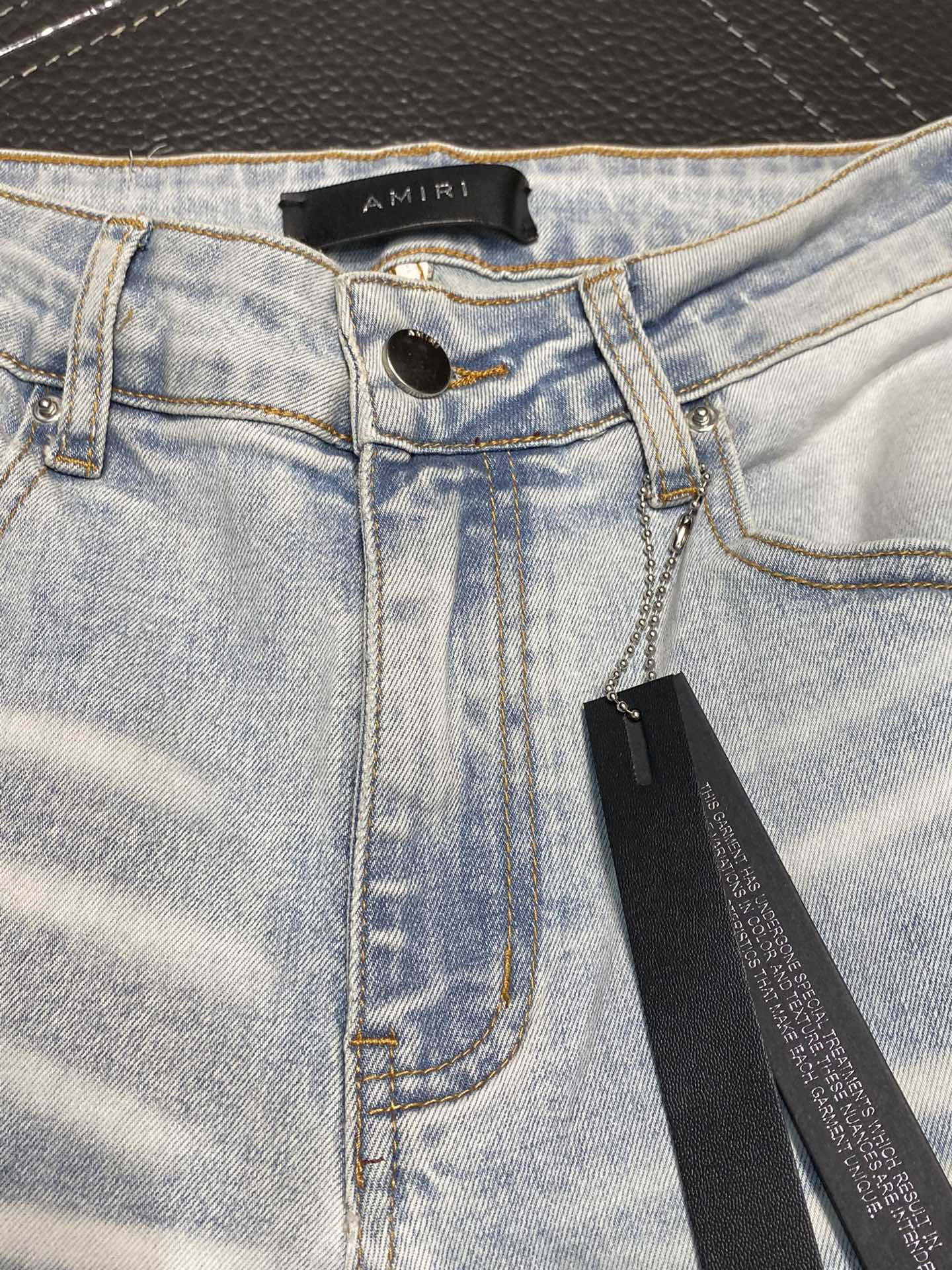  。AMIRI 独家专供新款 修身款 小直筒 牛仔裤，高端版本！专柜 面料 透气舒适度高，细节无可挑剔，