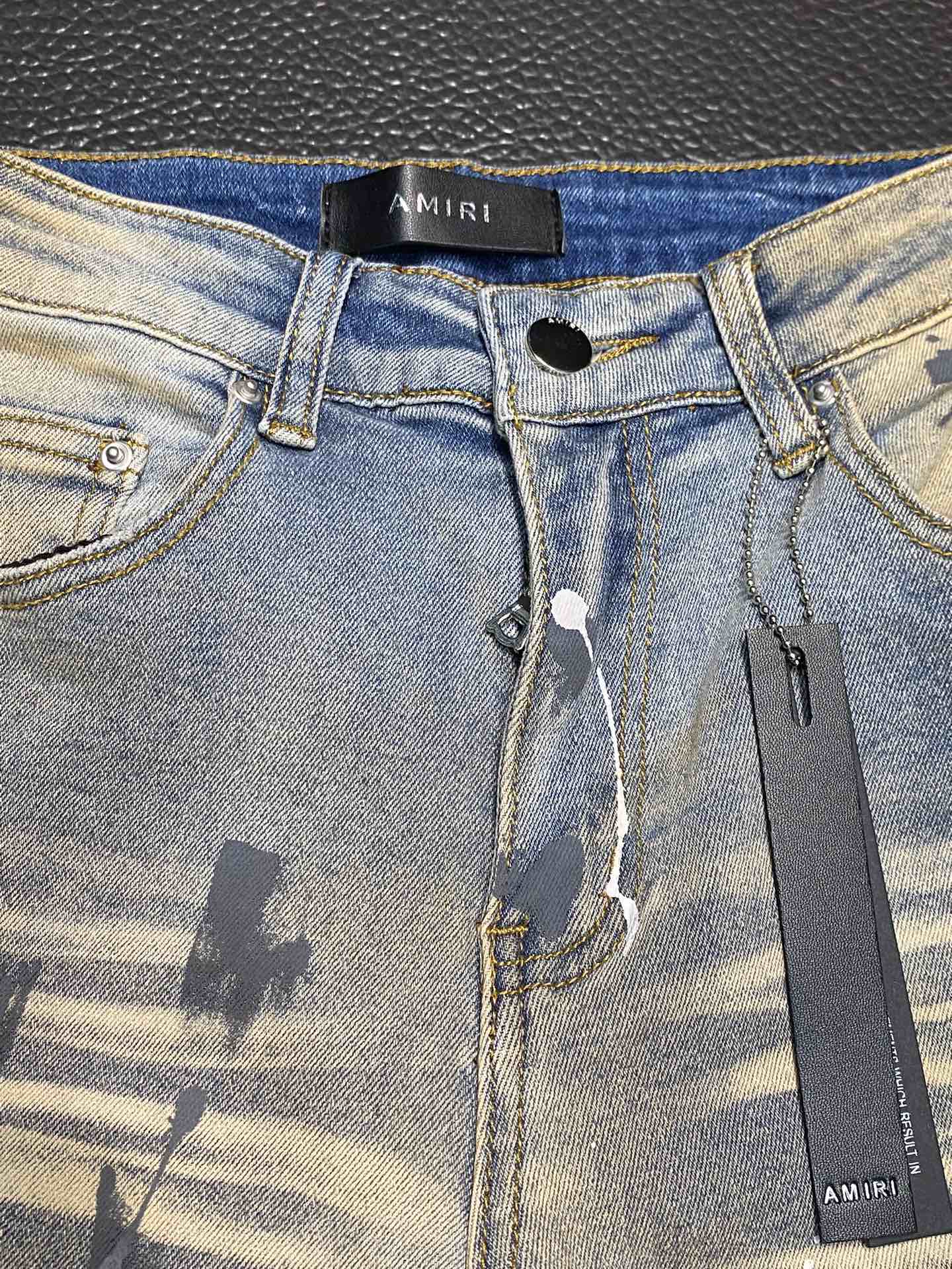 。AMIRI 独家专供新款 修身款 小直筒 牛仔裤，高端版本！专柜 面料 透气舒适度高，细节无可挑剔，