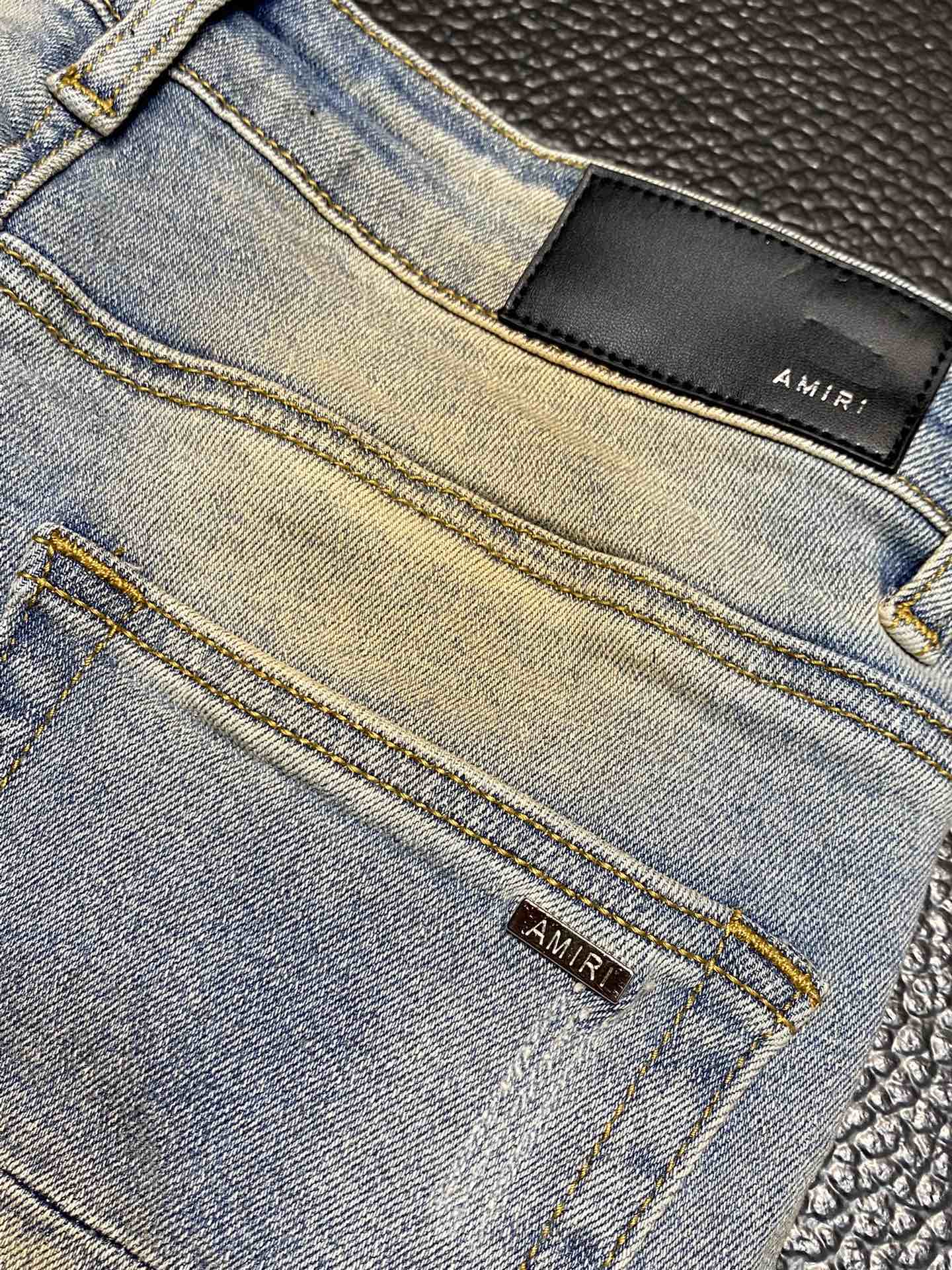  。AMIRI 独家专供新款 修身款 小直筒 牛仔裤，高端版本！专柜 面料 透气舒适度高，细节无可挑剔，