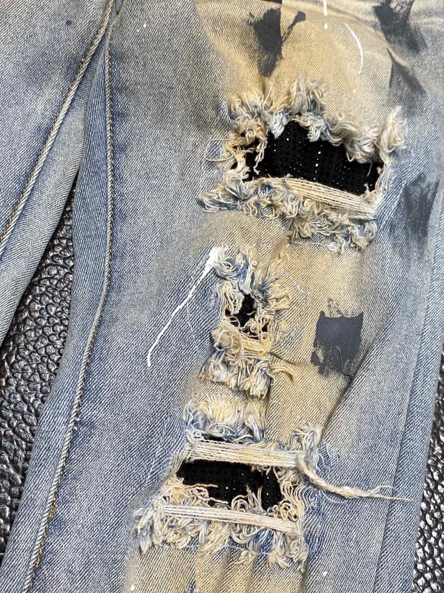  。AMIRI 独家专供新款 修身款 小直筒 牛仔裤，高端版本！专柜 面料 透气舒适度高，细节无可挑剔，