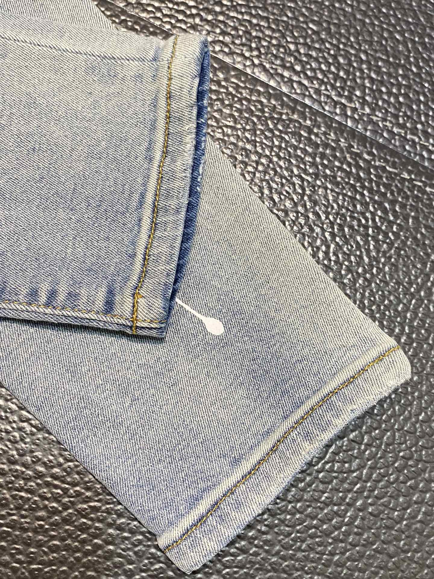  。AMIRI 独家专供新款 修身款 小直筒 牛仔裤，高端版本！专柜 面料 透气舒适度高，细节无可挑剔，