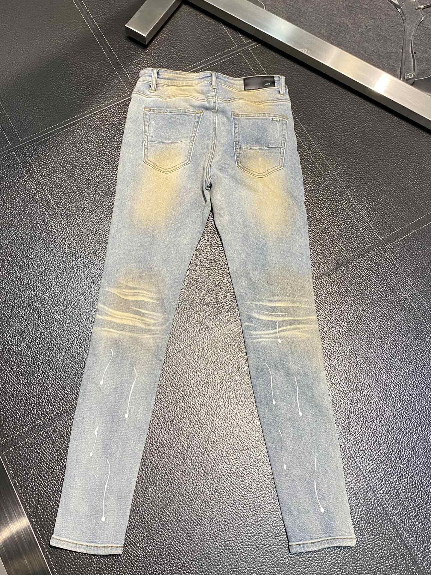  。AMIRI 独家专供新款 修身款 小直筒 牛仔裤，高端版本！专柜 面料 透气舒适度高，细节无可挑剔，