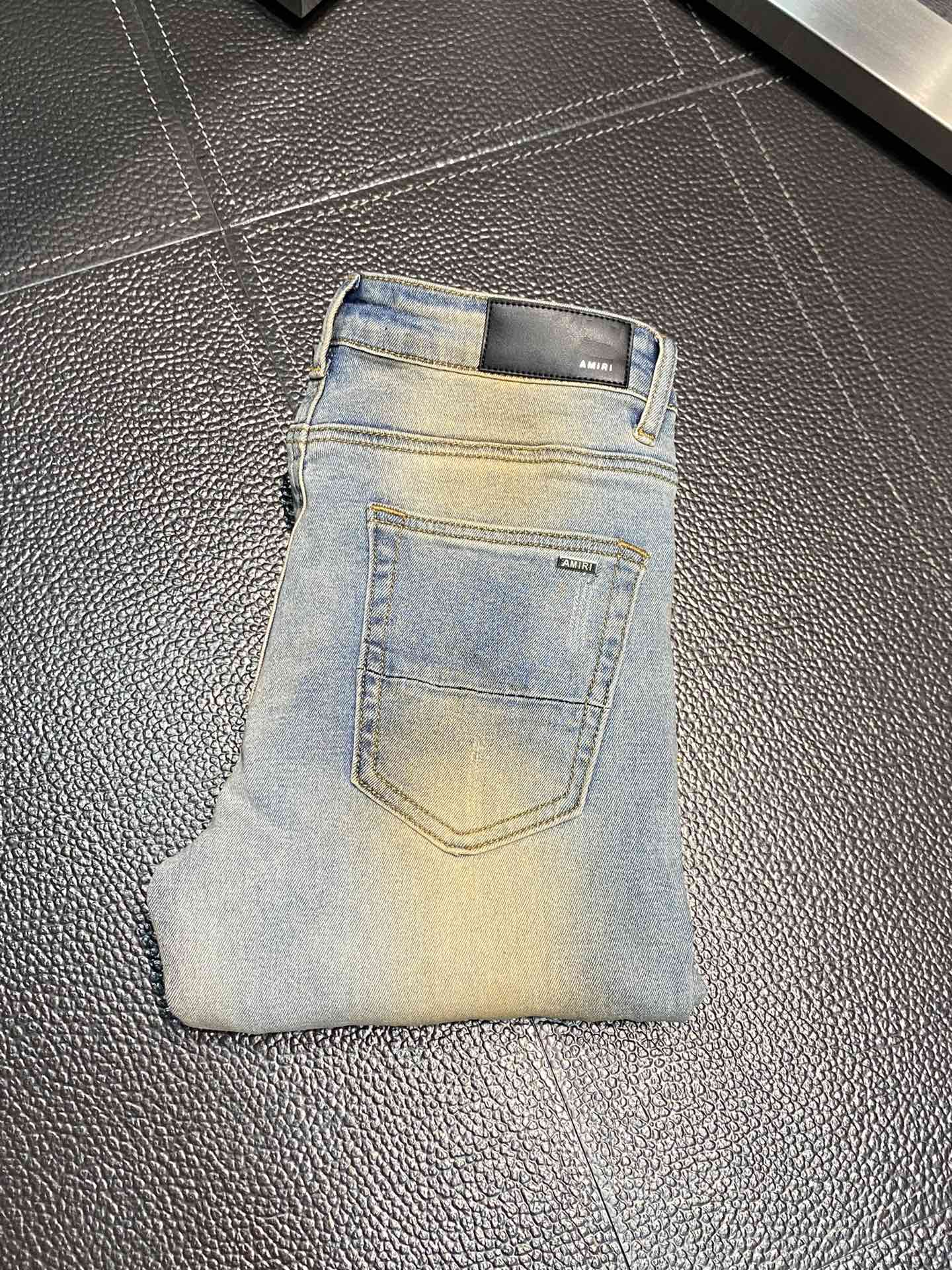  。AMIRI 独家专供新款 修身款 小直筒 牛仔裤，高端版本！专柜 面料 透气舒适度高，细节无可挑剔，