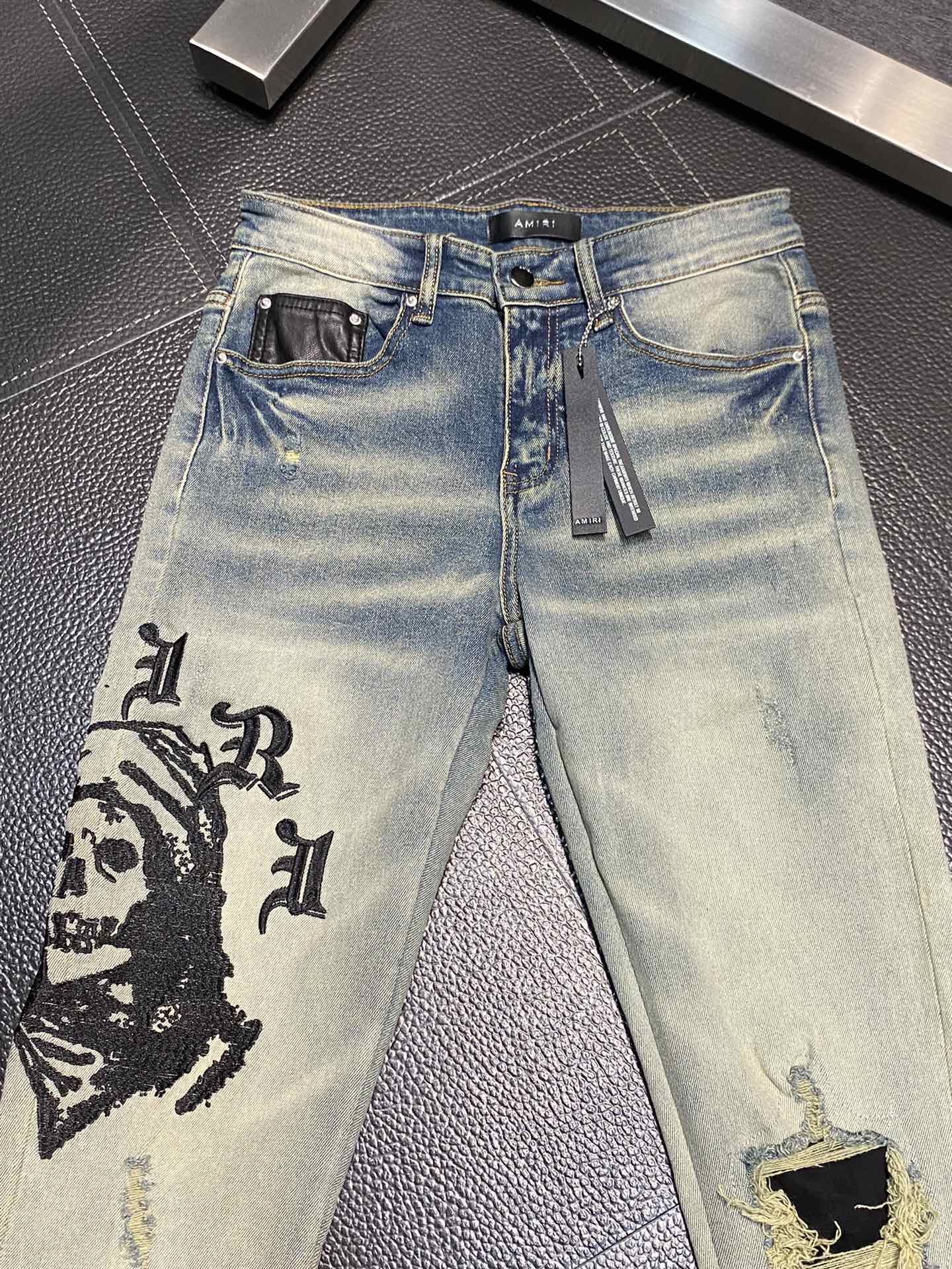  。AMIRI 独家专供新款 修身款 小直筒 牛仔裤，高端版本！专柜 面料 透气舒适度高，细节无可挑剔，