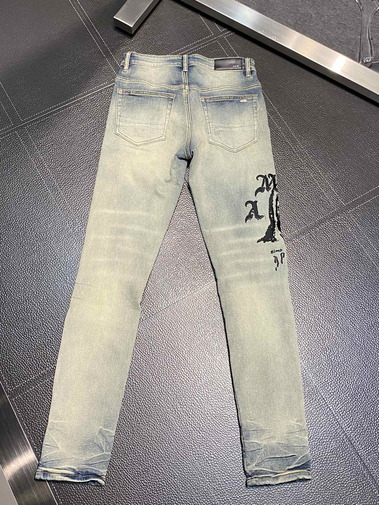  。AMIRI 独家专供新款 修身款 小直筒 牛仔裤，高端版本！专柜 面料 透气舒适度高，细节无可挑剔，