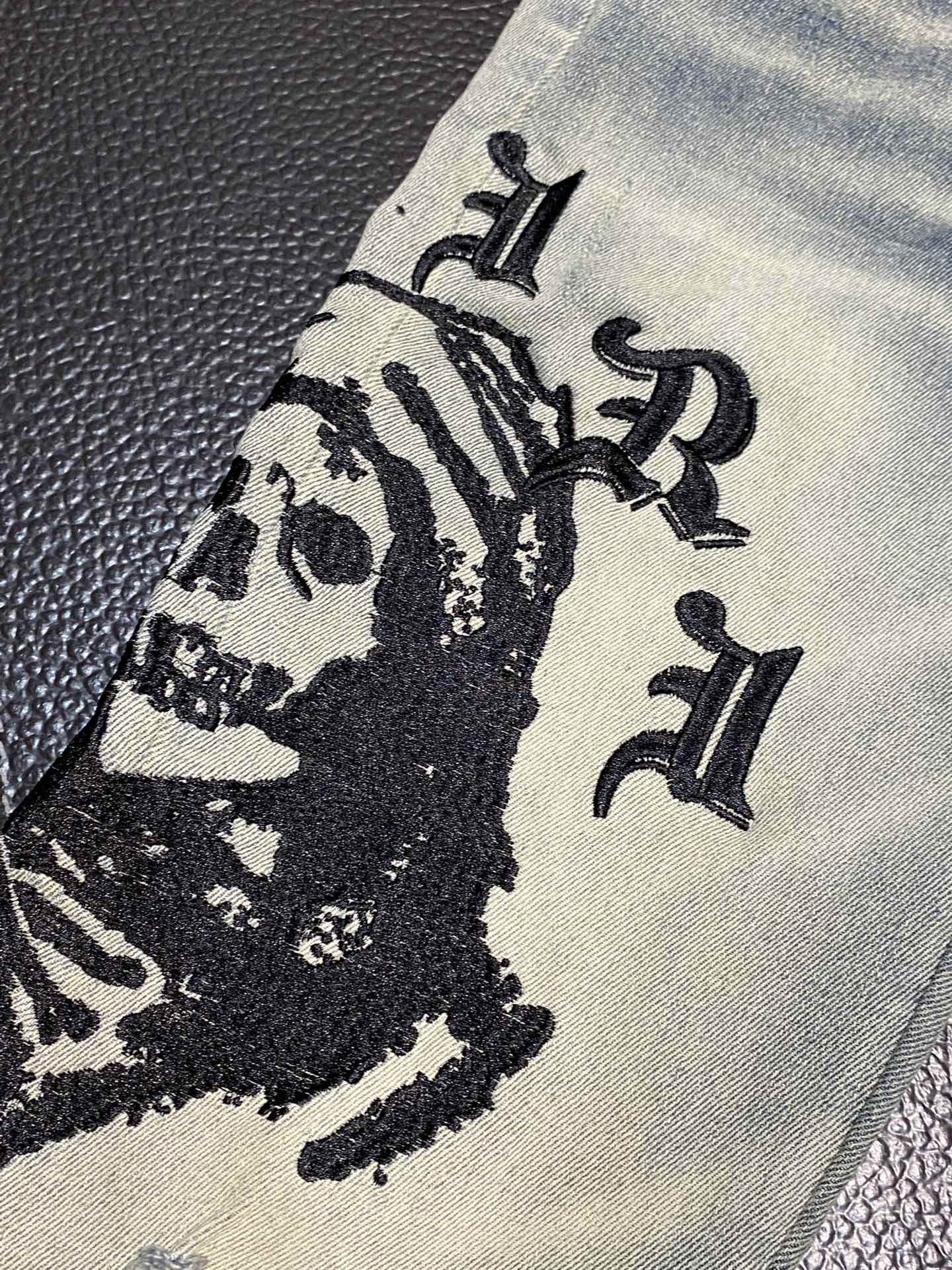  。AMIRI 独家专供新款 修身款 小直筒 牛仔裤，高端版本！专柜 面料 透气舒适度高，细节无可挑剔，